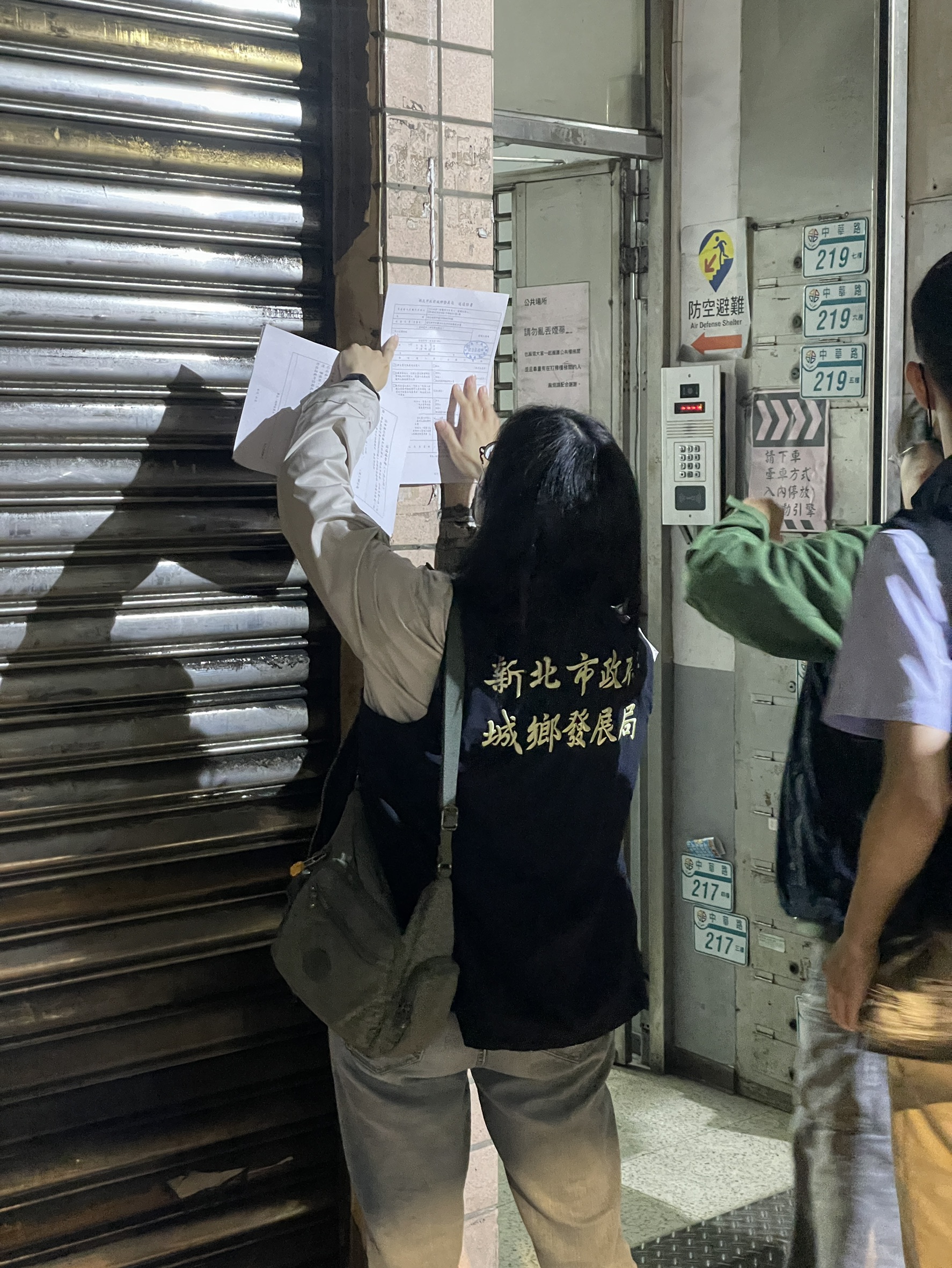 市府稽查人員張貼斷水斷電通知