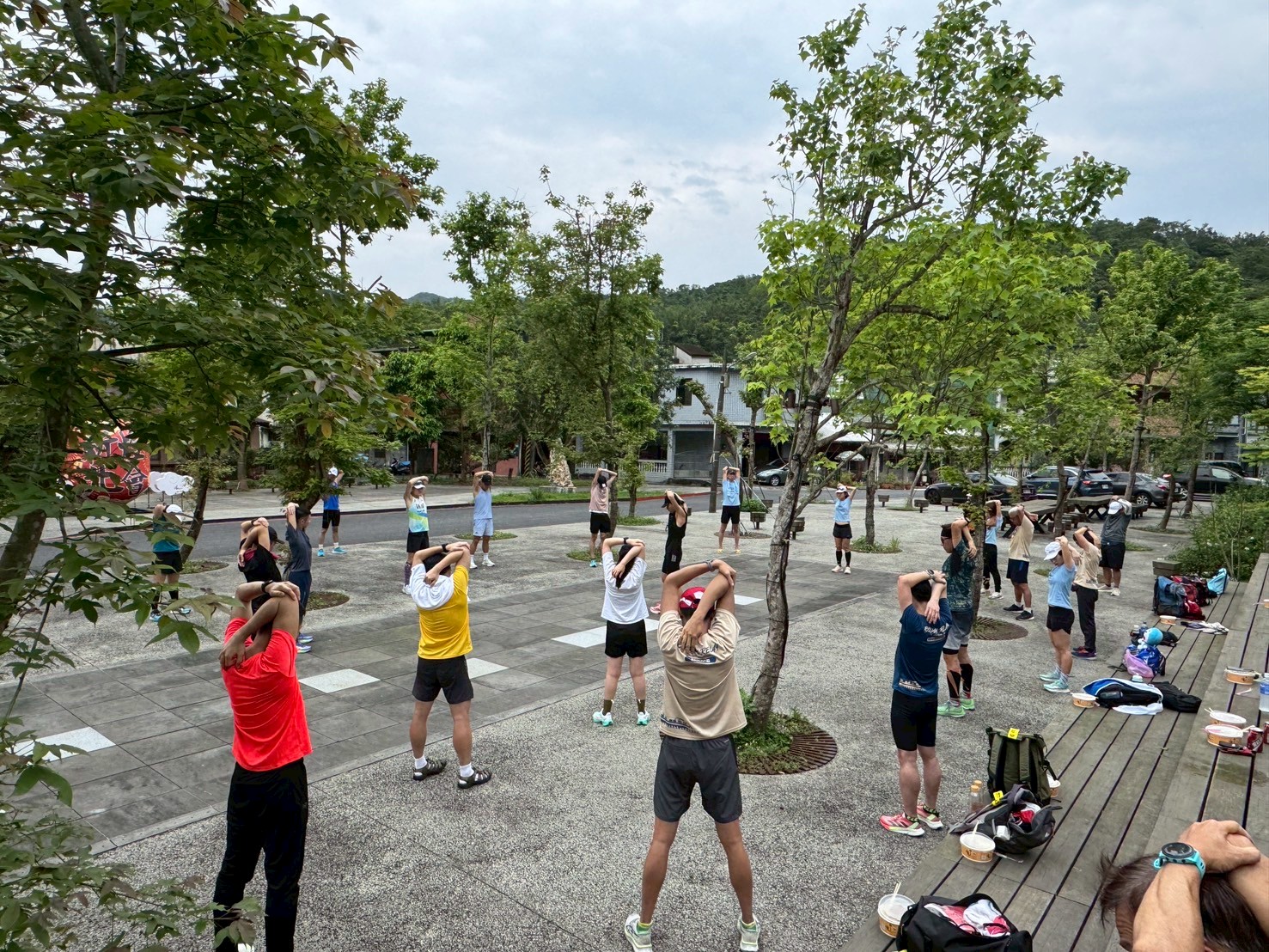 追友們在教練帶領下暖身，為訓練營做準備。(圖為2025活動照)
