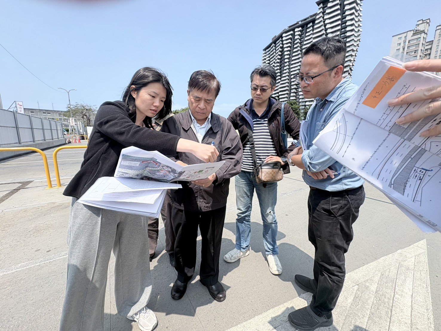 交通局長鍾鳴時率隊勘查淡江大橋八里、淡水兩端交通配套措施