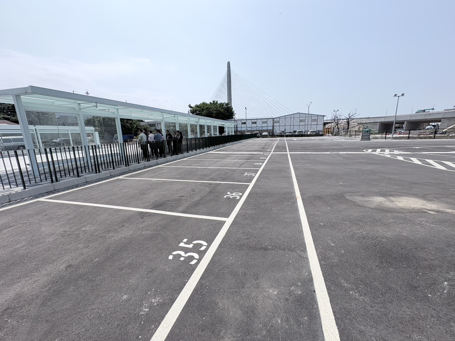 淡水端微型轉運站旁新闢平面停車場，鼓勵民眾採取「停車轉乘」方式進入淡水，減少市區車流壓力