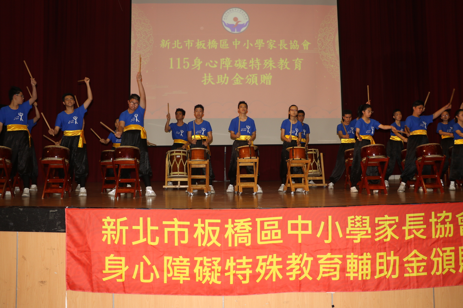  光仁中學特教班學生在捐贈典禮前以太鼓感謝並迎賓