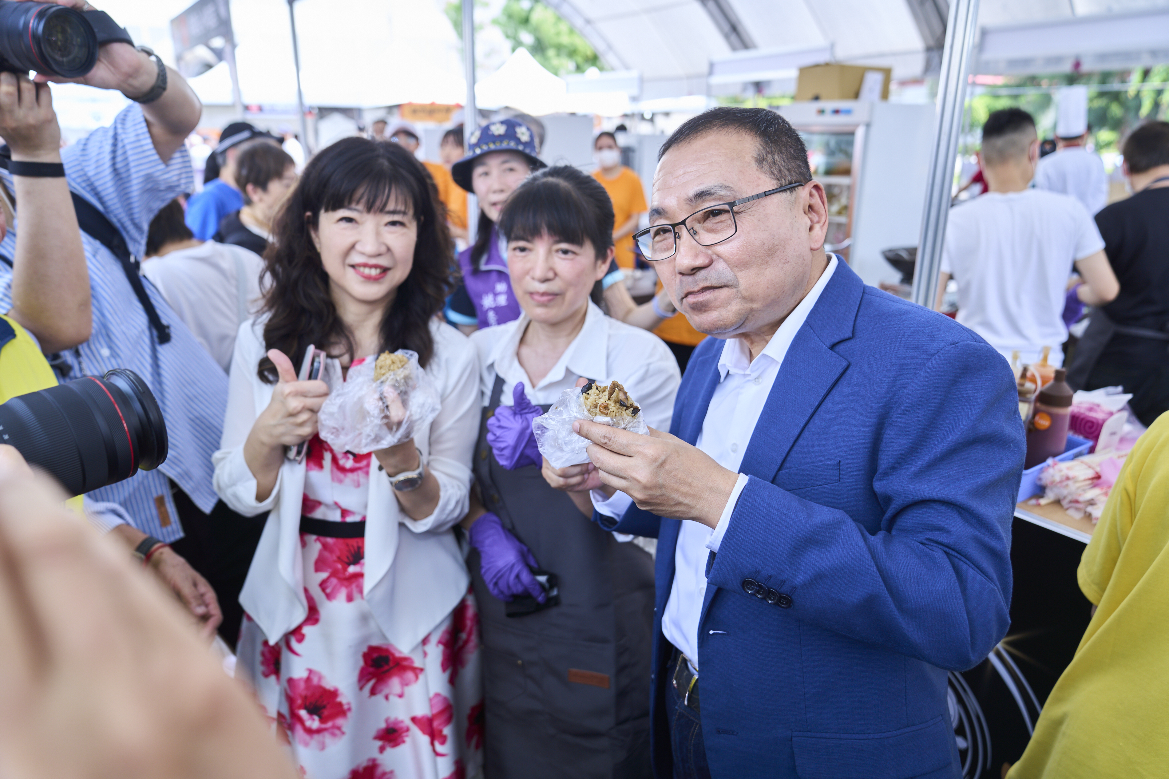 「全豬宴市集」將持續至明(12)日下午6時，共有35家特色攤位，無論是獲獎的10間店家、新北各地的黑白切名店，還是市場經典美食、特色飲品或人氣伴手禮，都可以在這裡一次滿足