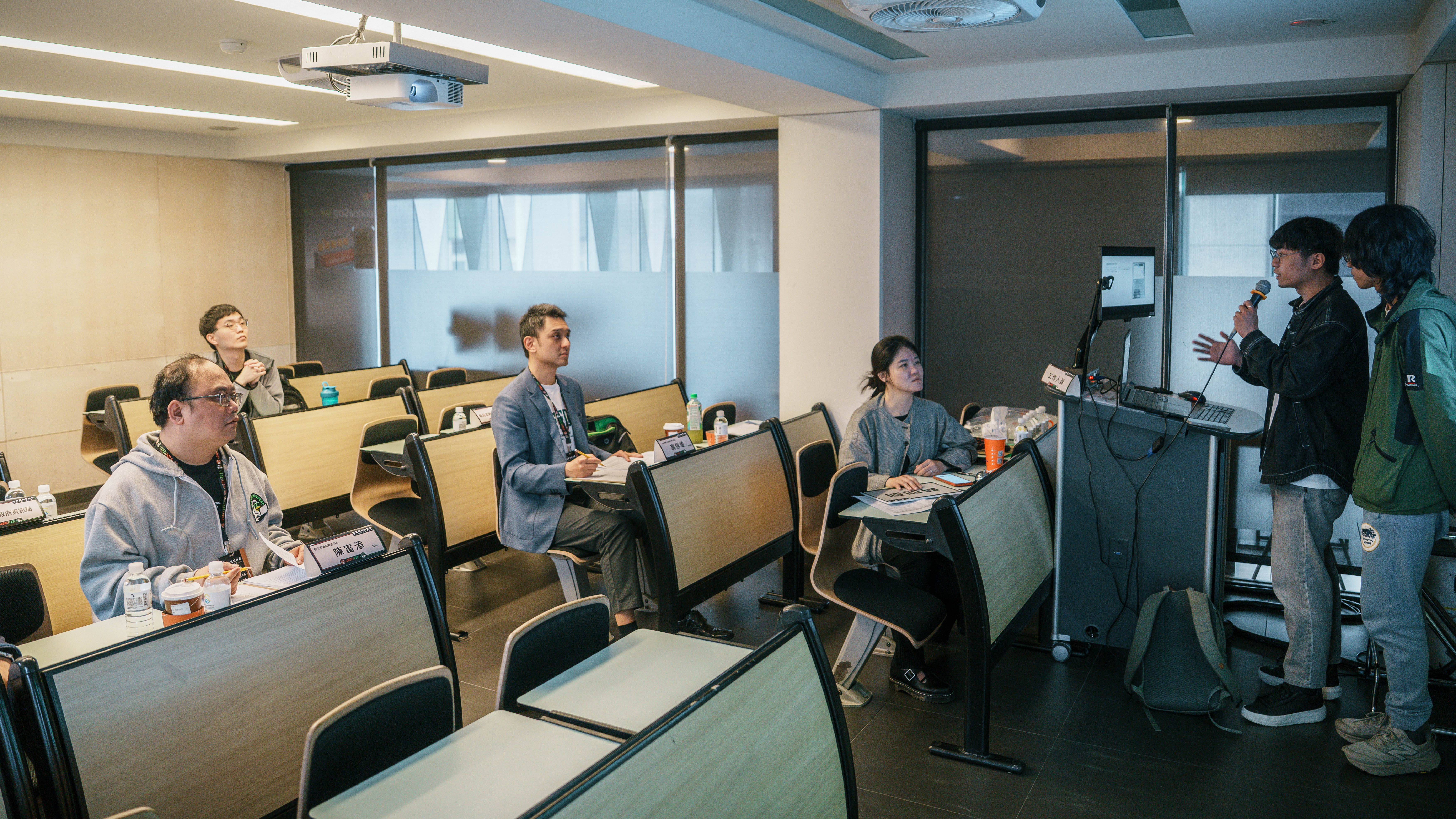 新北市政府資訊中心陳富添主任親自面談參賽選手，深入了解團隊的 AI 應用構想與實作方向。