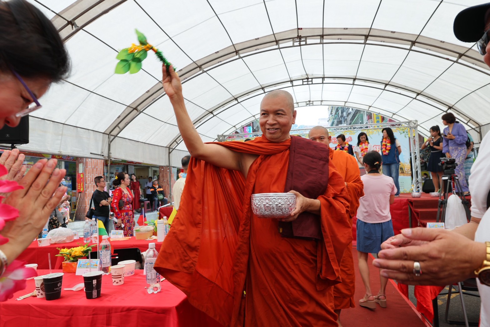 「2026緬甸新年浴佛」今(12)日在中和華新街舉行，恭請緬甸高僧祈福灑淨。
