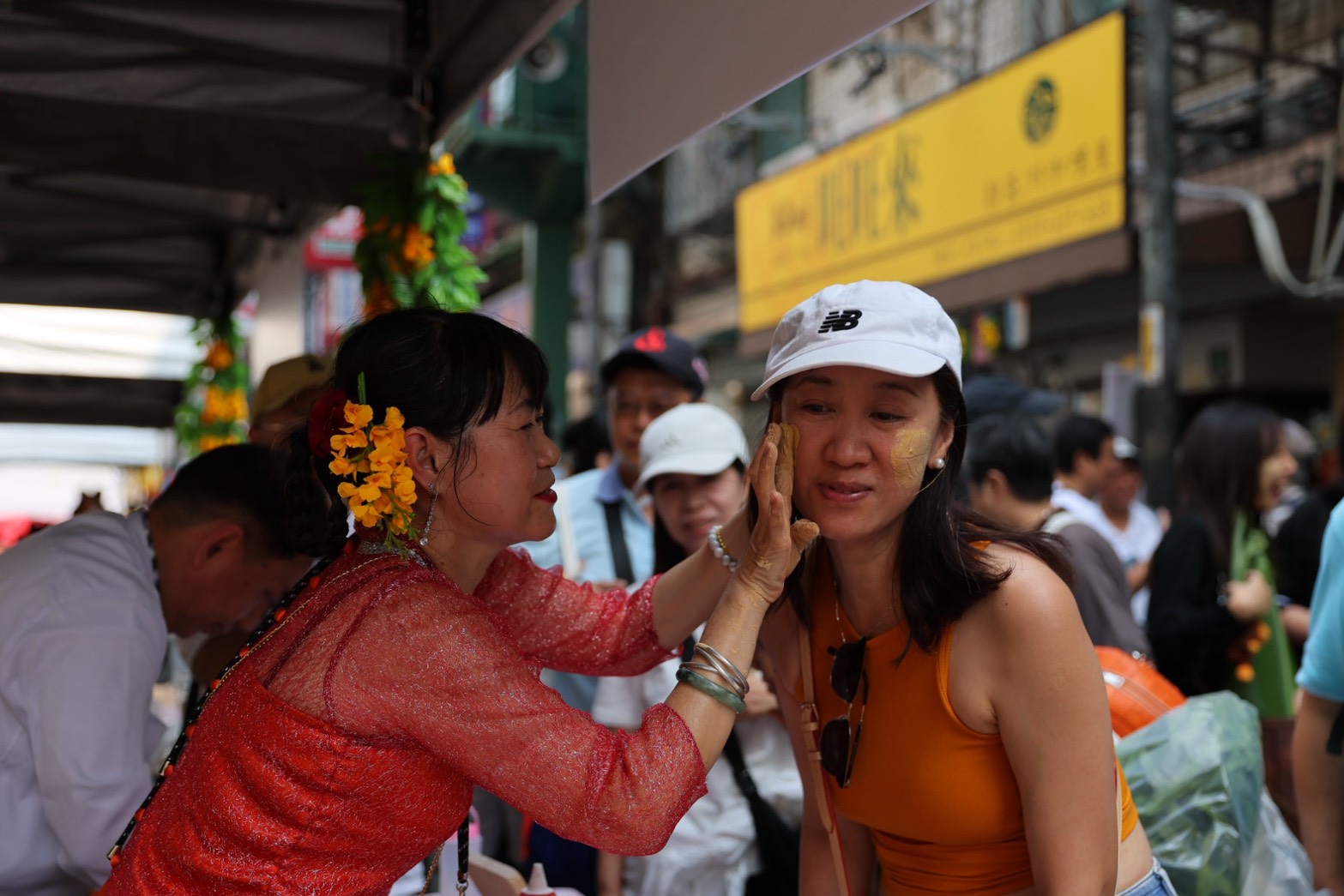 「2026緬甸新年浴佛」體驗攤位，讓民眾感受滿滿的異國風情。