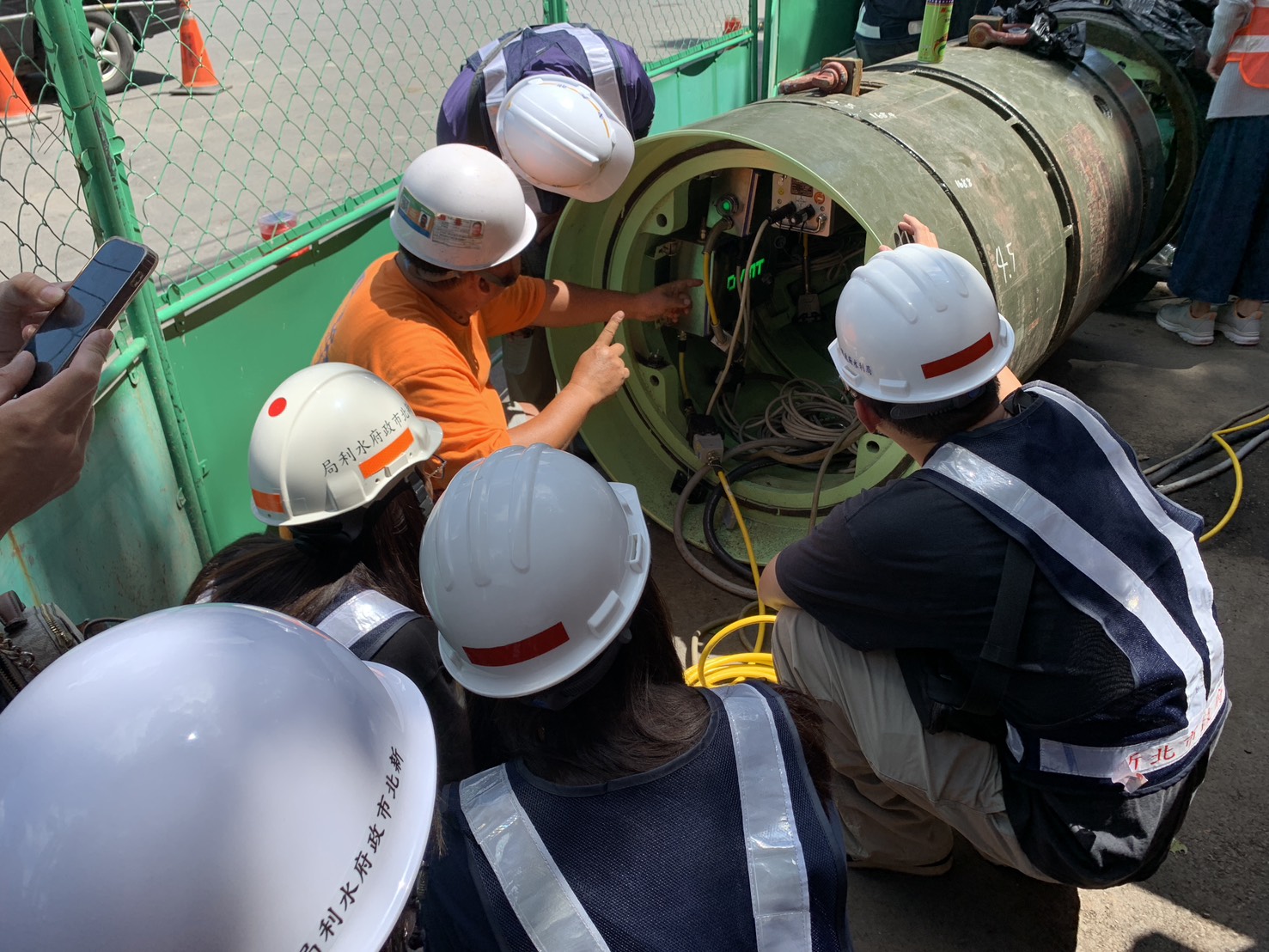 施工人員針對曲線推進施工原理進行解說