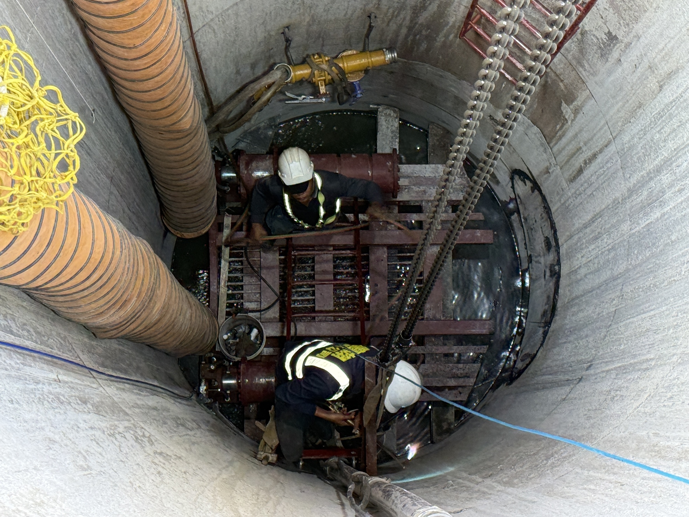 施工人員在工作井中架設推進機台，以利後續推進作業