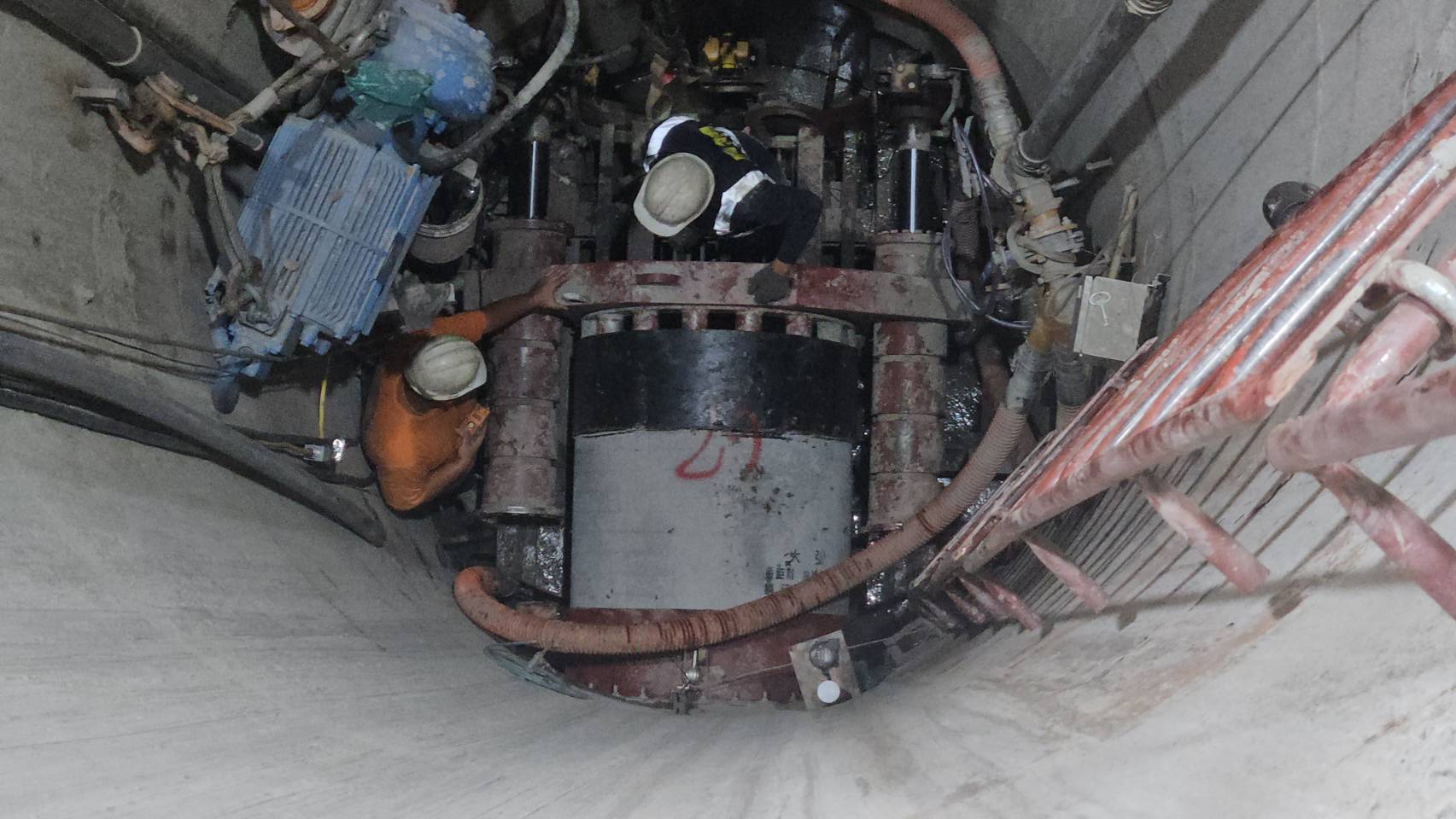 施工人員進行地下污水管線推進