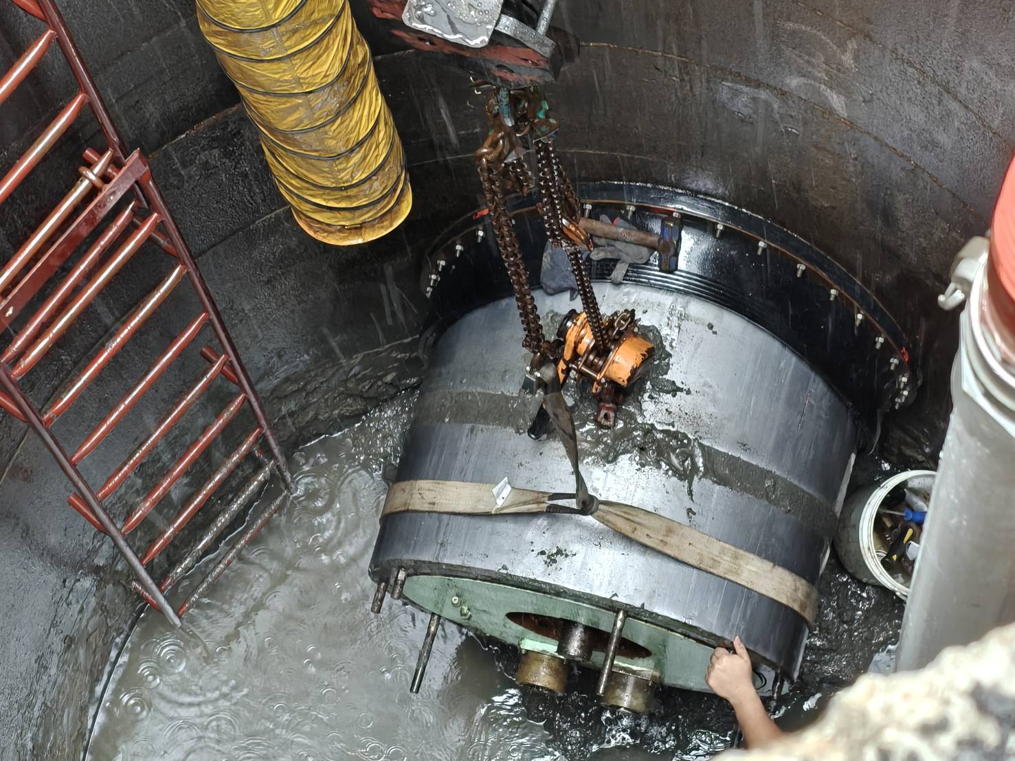 污水管線推進施工完成，機頭順利出坑