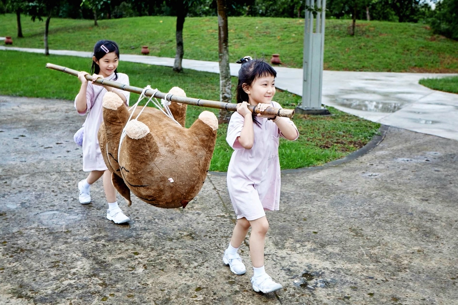 雙人負重等四大關卡挑戰團隊默契。