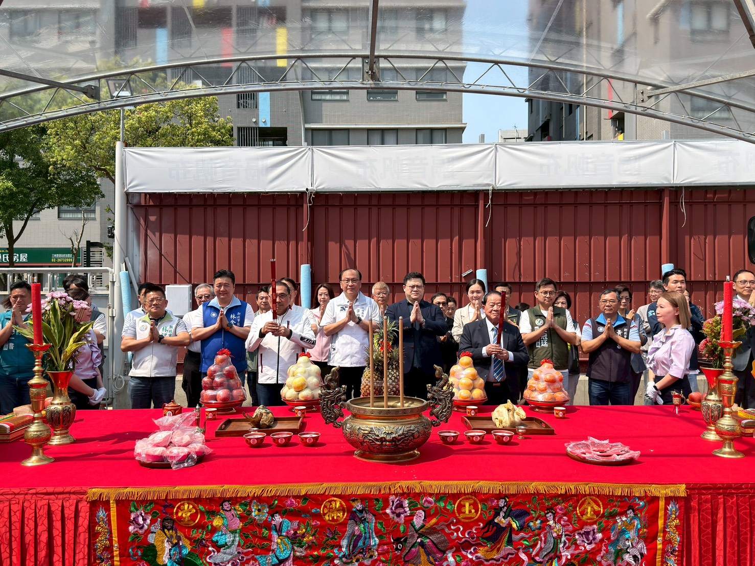 市府與投資團隊祈求工程順利