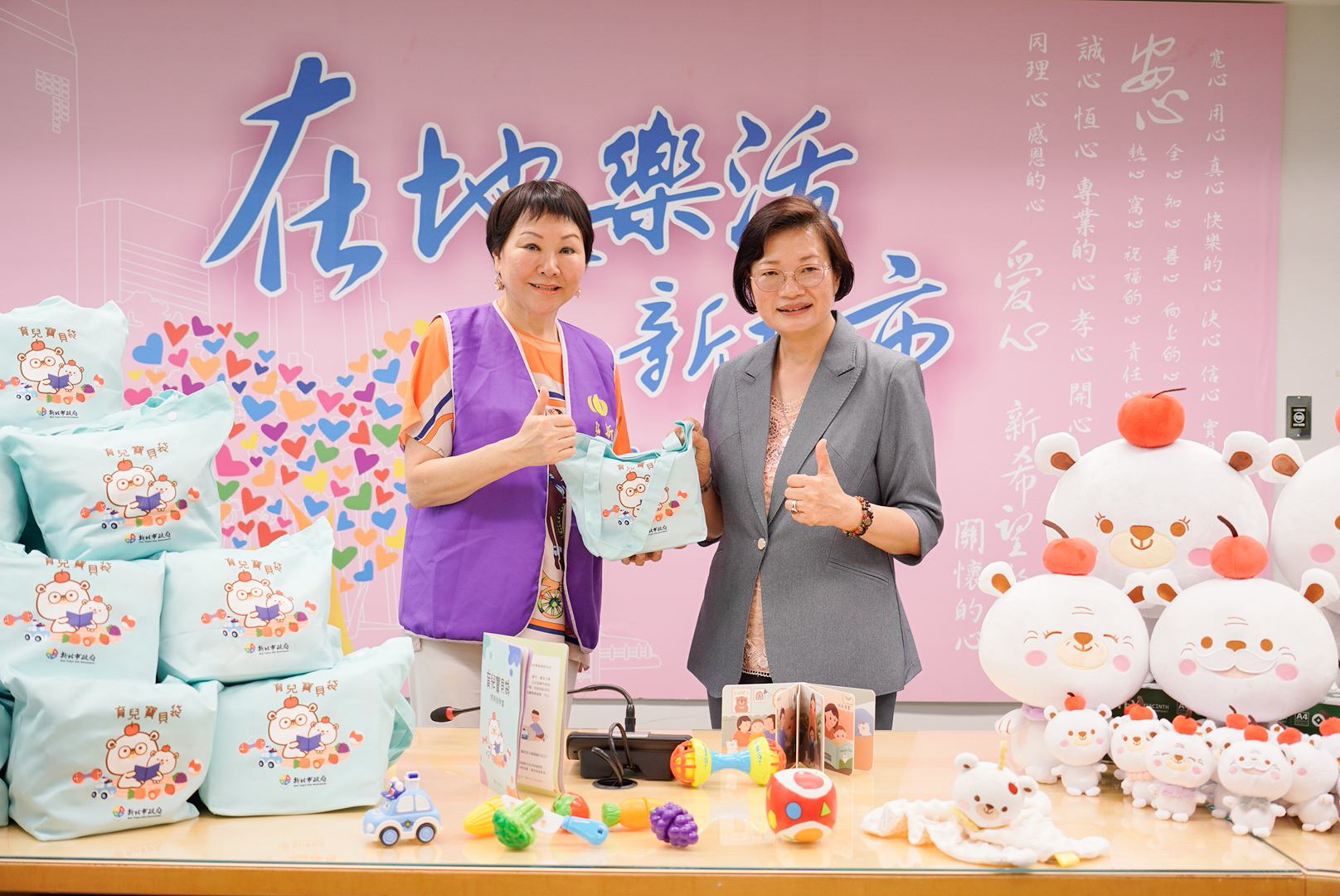  新北市 弘揚孝道促進會理事長阮虔南（左）代表捐贈， 由社會局長李美珍代表受贈