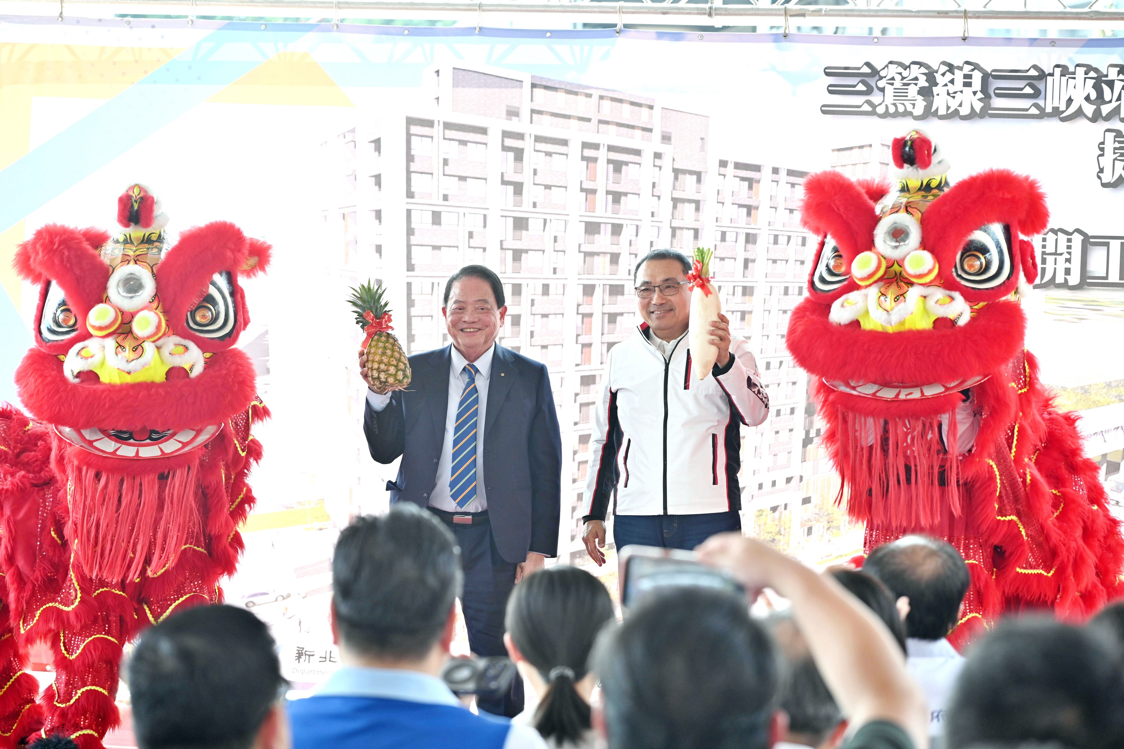 新北市政府今（13）日舉行「三峽站出入口2捷運開發案」開工儀式。