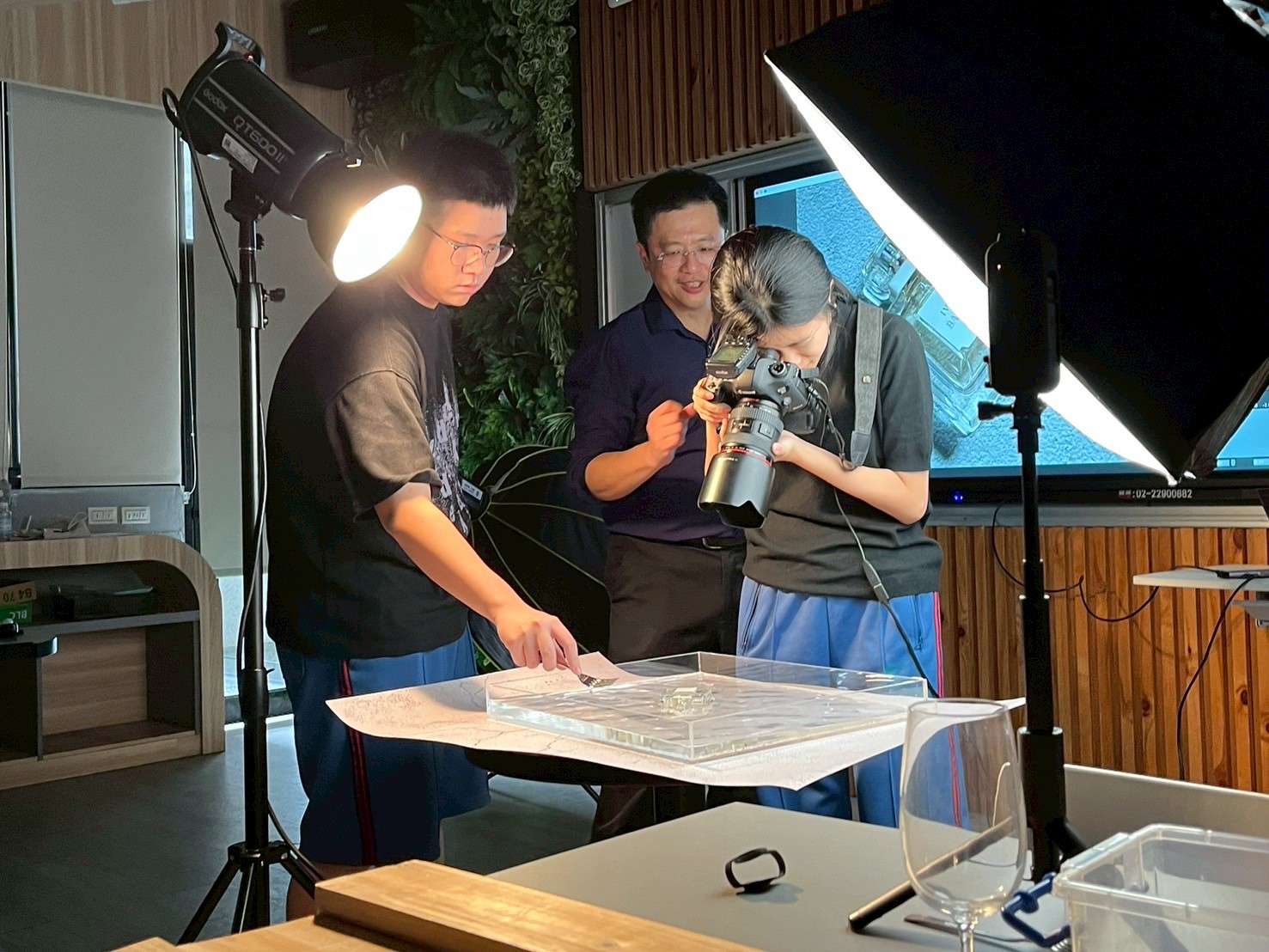 新北市中和高中攜手台灣藝術大學和淡江大學開辦職涯探索營，其中「數位攝影與影像工作坊」帶領青年學習影像拍攝技巧，為未來職涯方向奠定基礎。