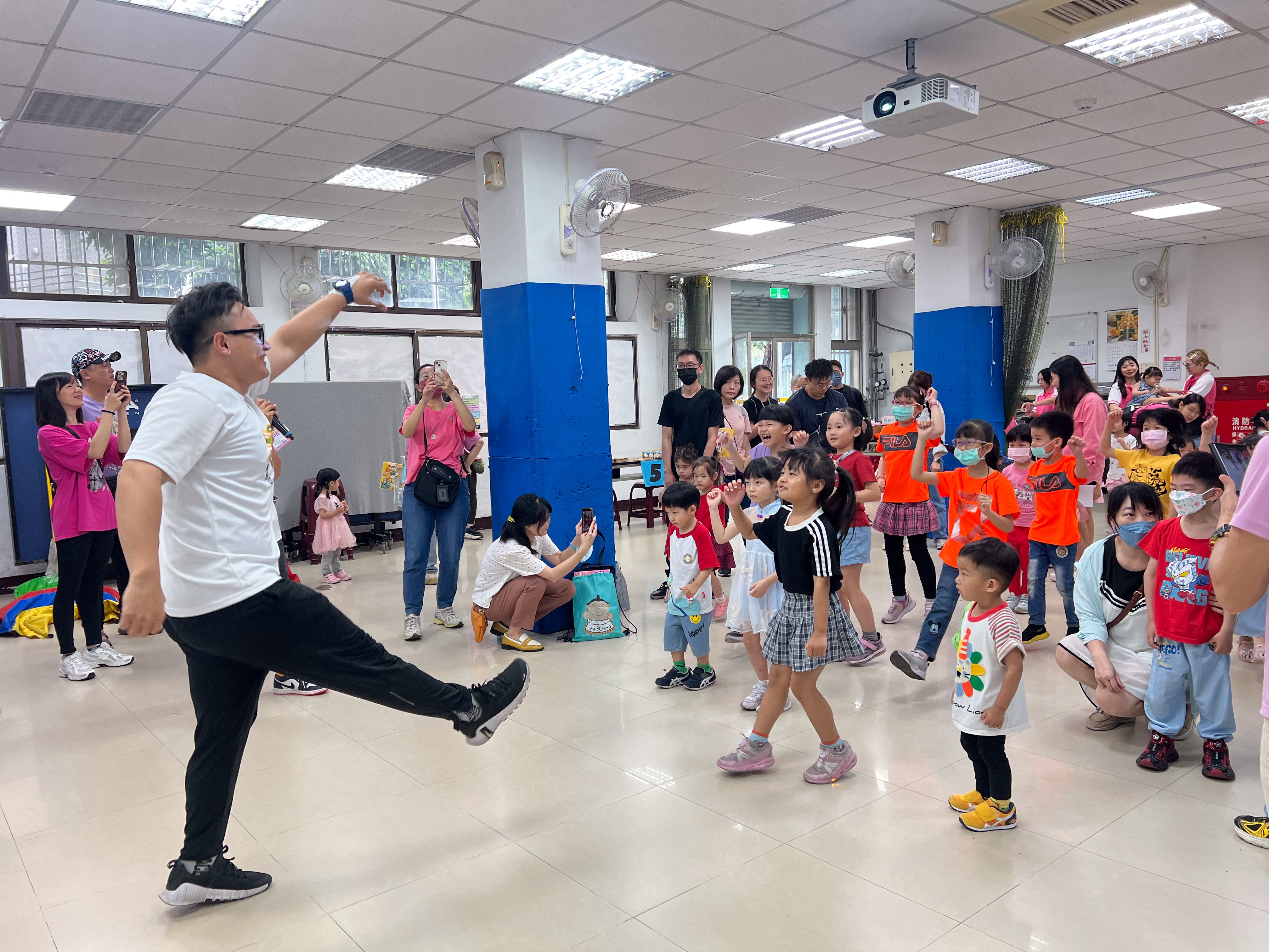  活動中由保育專業人員帶領孩子一起開場舞動