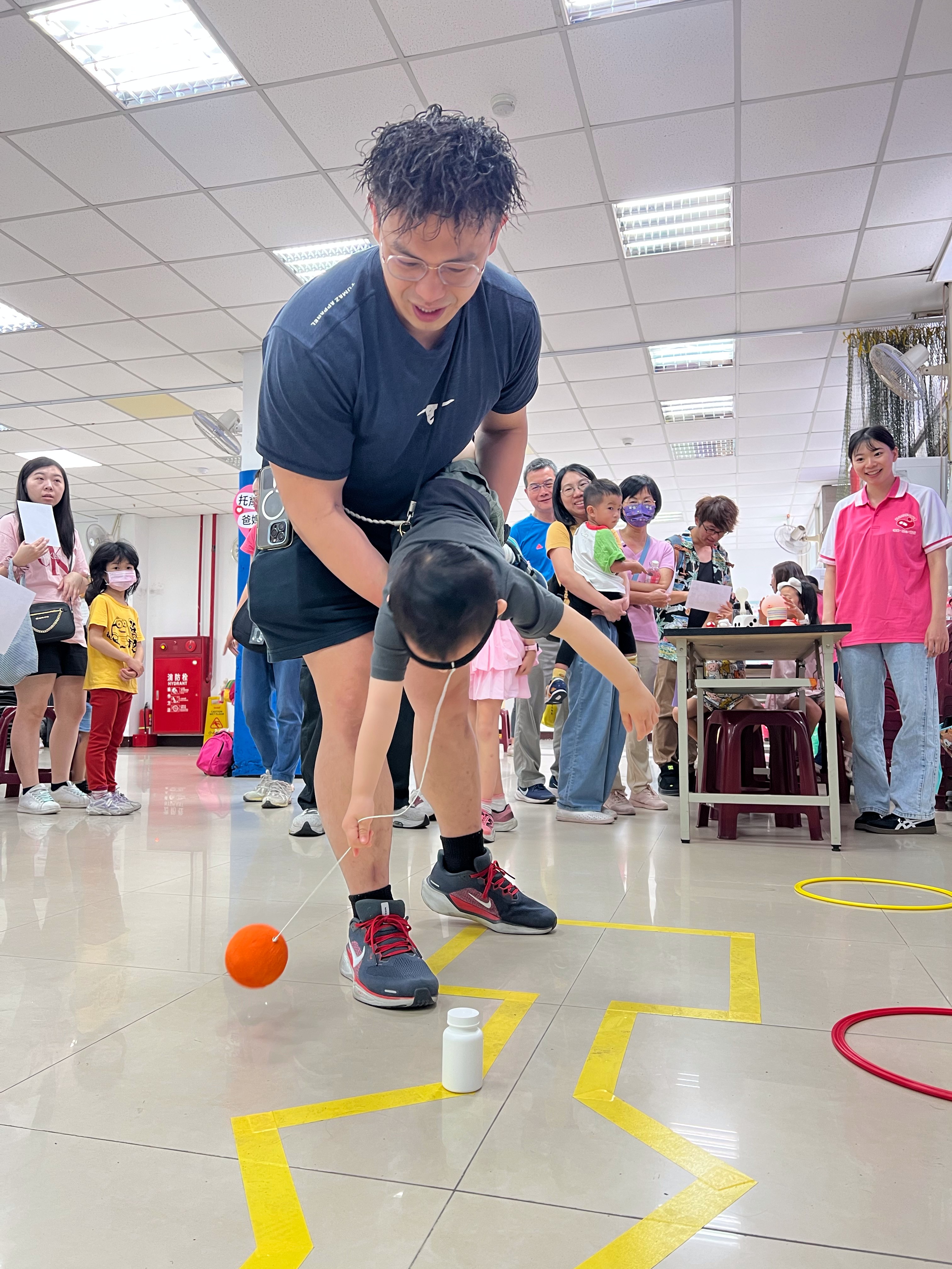 活動中，親子一起挑戰關卡