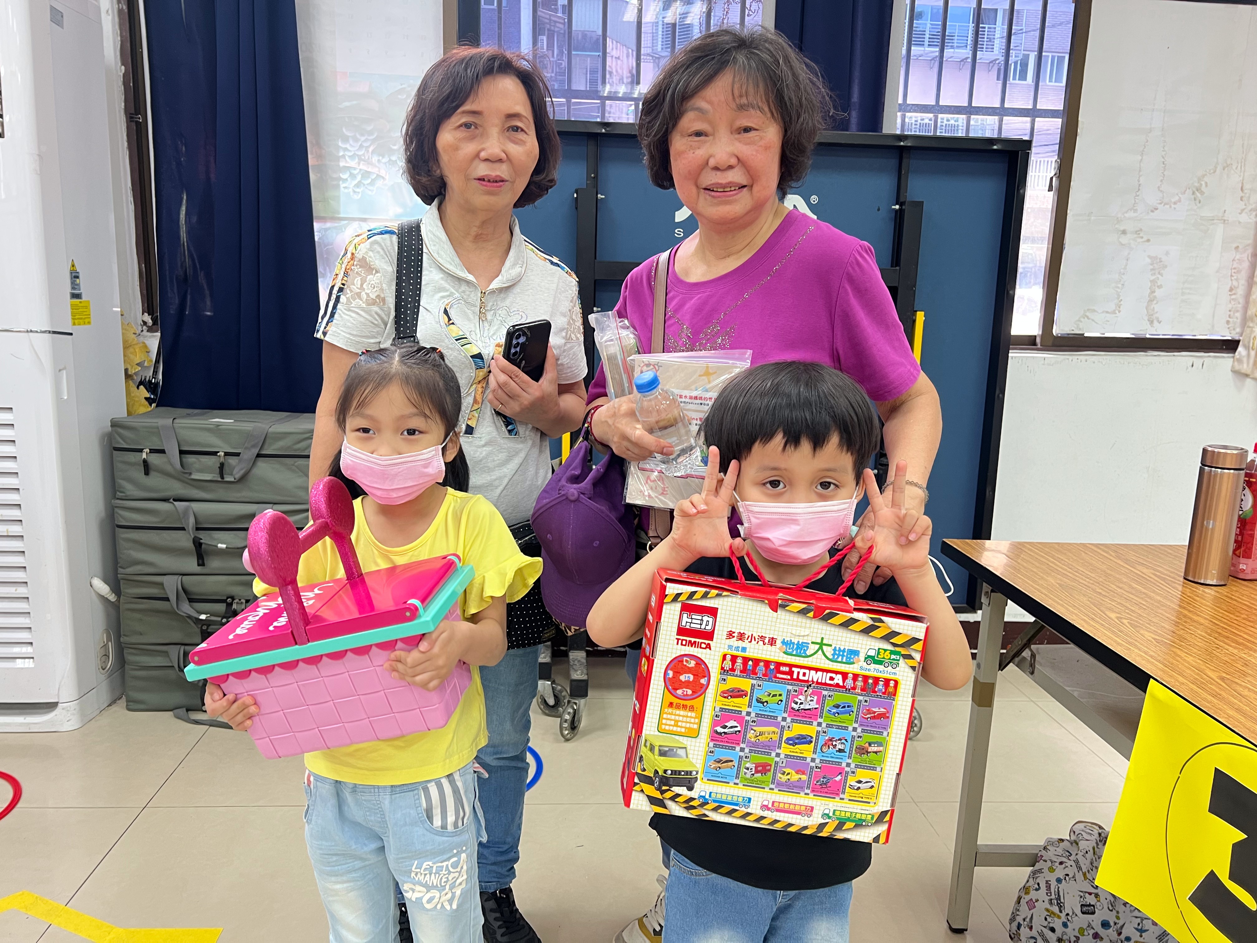  「寄養姊妹花」李素澎（右）與李素華各自帶著寄養童一起參加闖關活動，小朋友獲得禮物，相當開心。