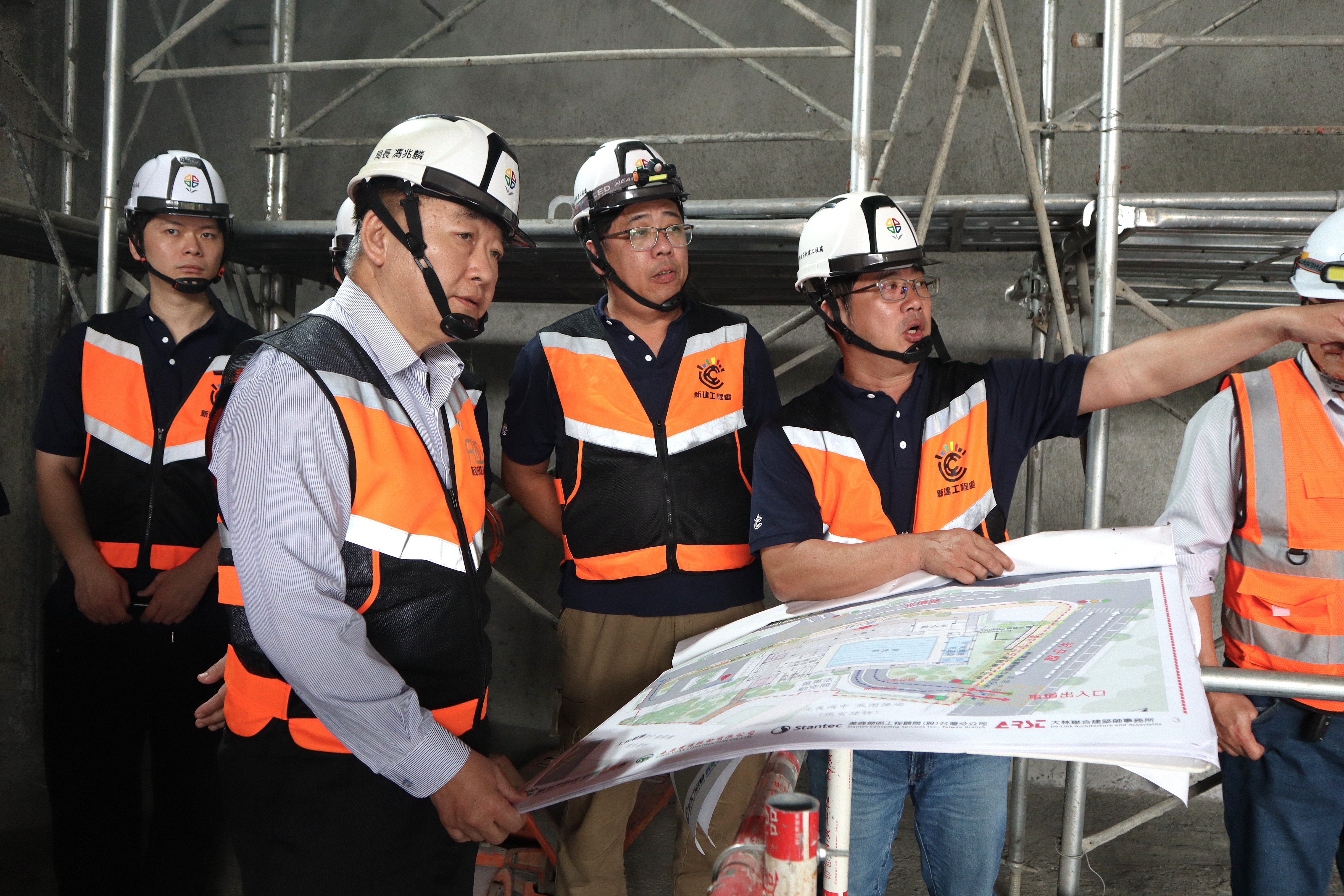 工務局長馮兆麟(左二)視察板橋第二運動中心工程進度，強調市府團隊正全力以赴，力拼今年底完工啟用。