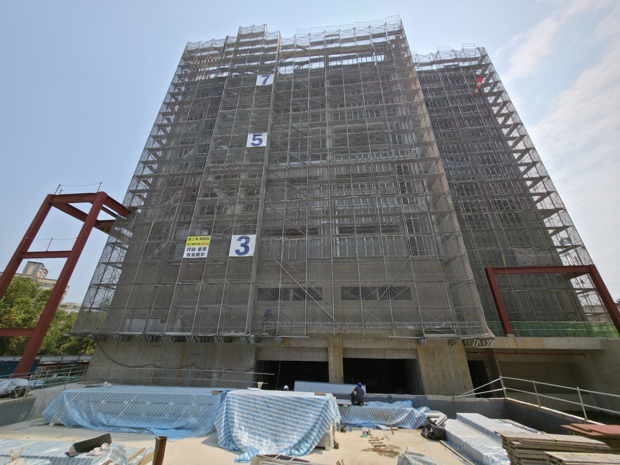 板橋第二國民運動中心興建工程如火如荼推進中，市府嚴格把關施工品質與進度，朝提前完工的目標邁進。