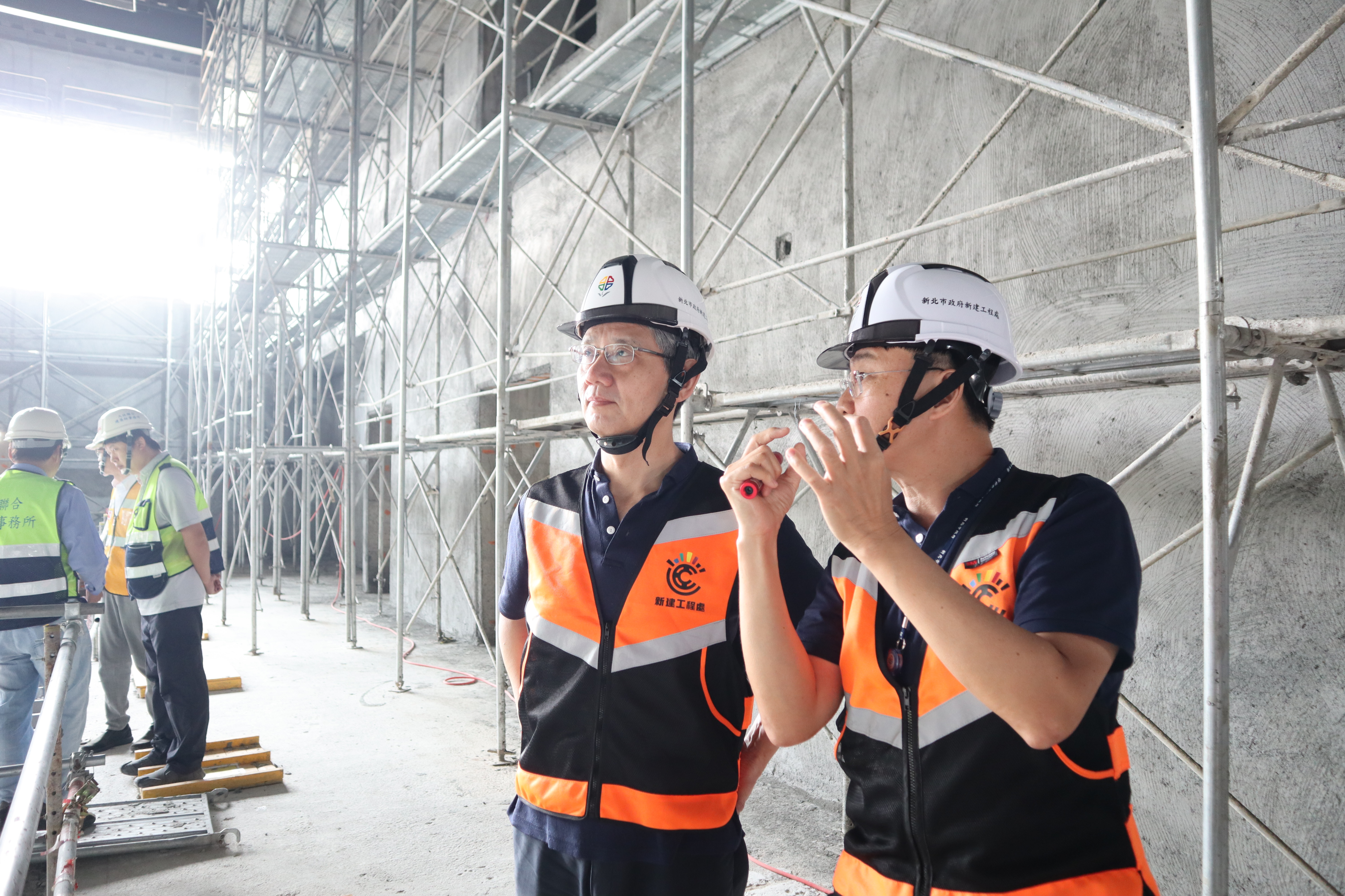 負責板橋第二運動中心施作的新工處長簡必琦(左二)、副處長黃子毓(左一)前往工地視察。
