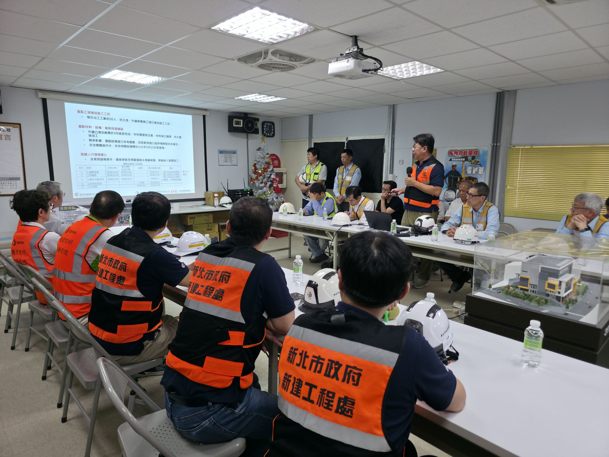 新工處科長簡志龍(持麥克風者)簡報說明板橋第二運動中心工程進度。