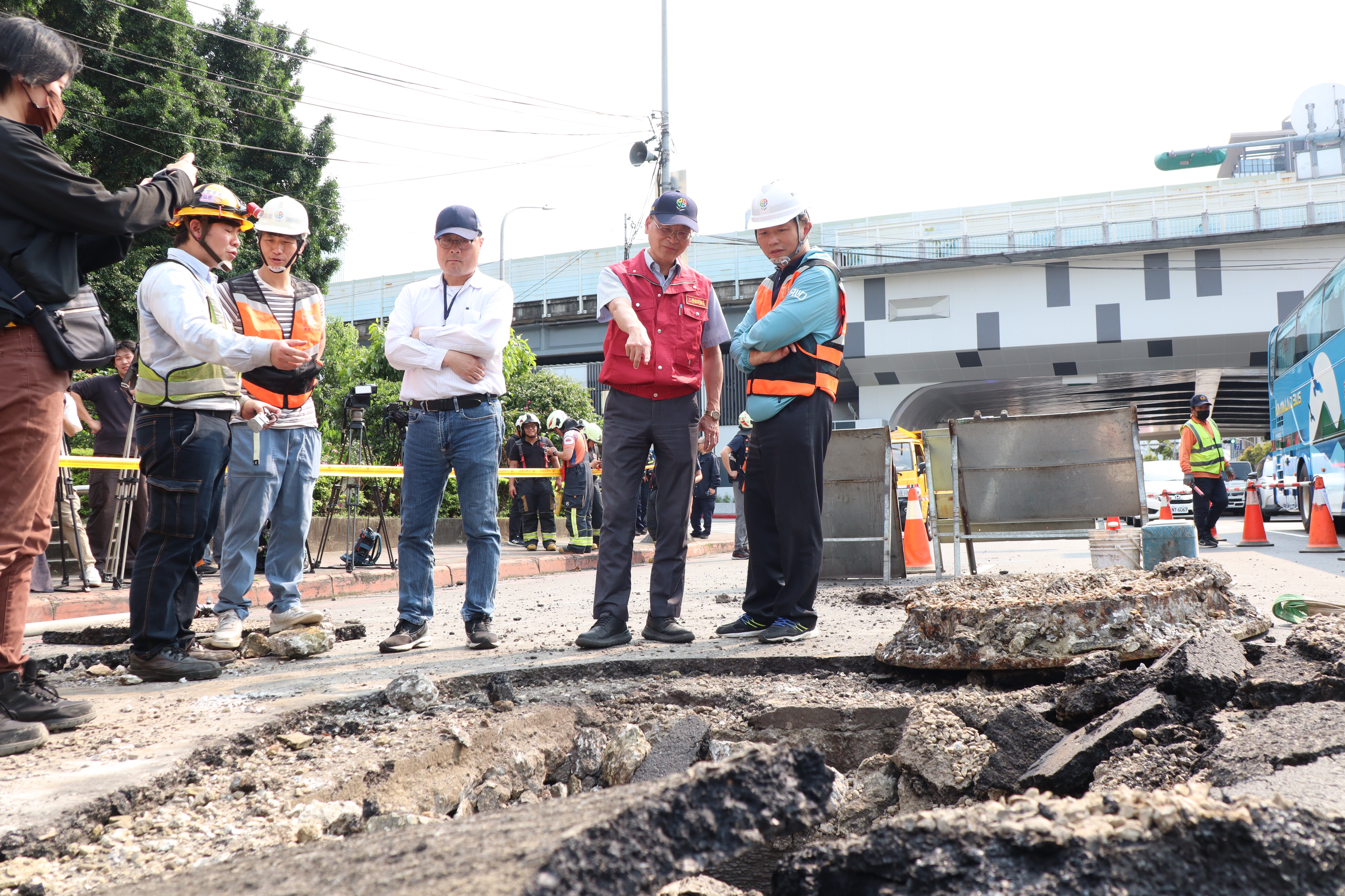 新北市政府工務局副局長林炳勲(右二)會同養工處趕赴現場勘查，並責成台電調派機具搶修路面。