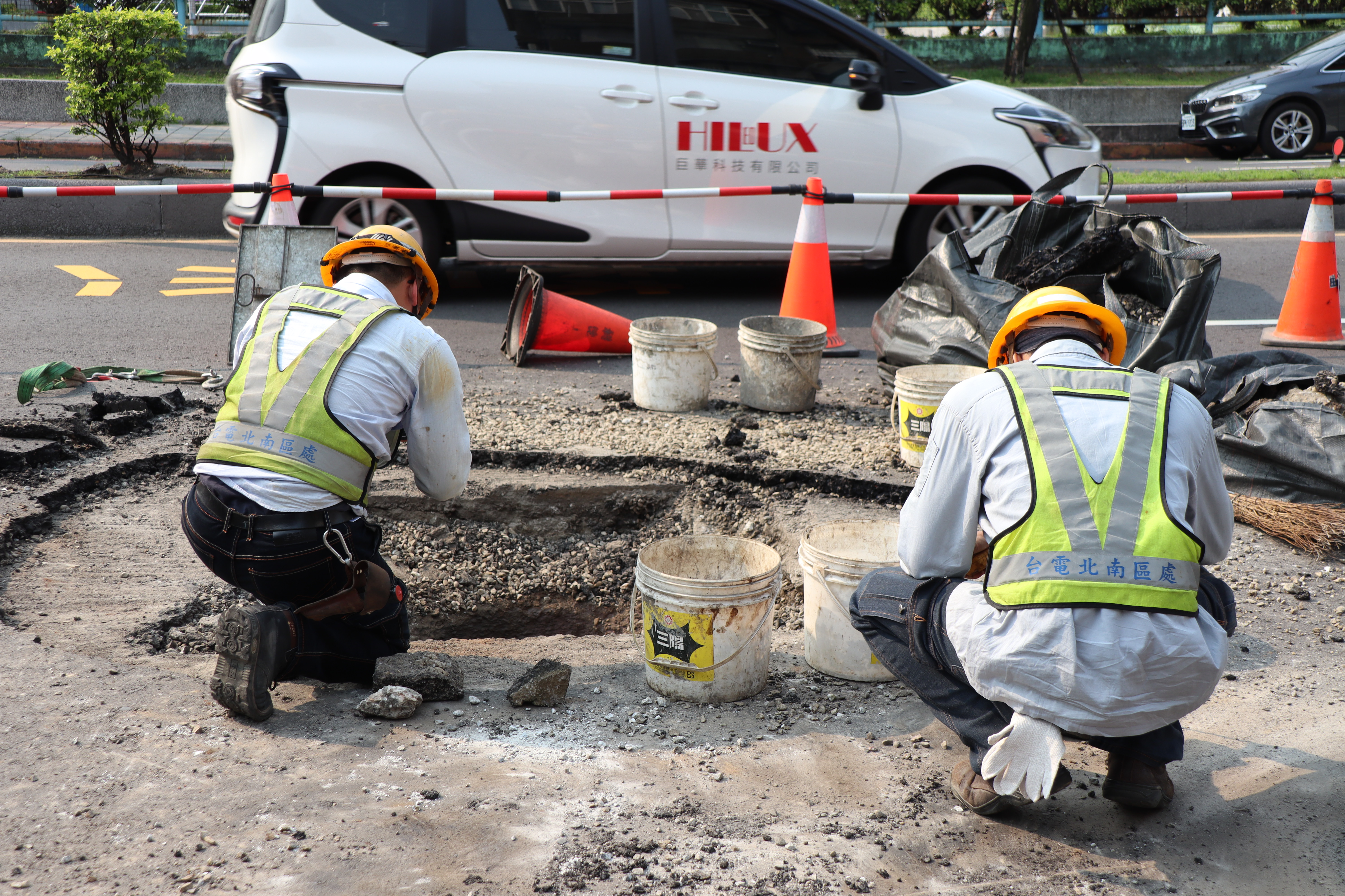 板橋區縣民大道三段32號前道路突發生路面隆起及爆裂情形，影響範圍約長、寬各2公尺，台電派員調查釐清原因。