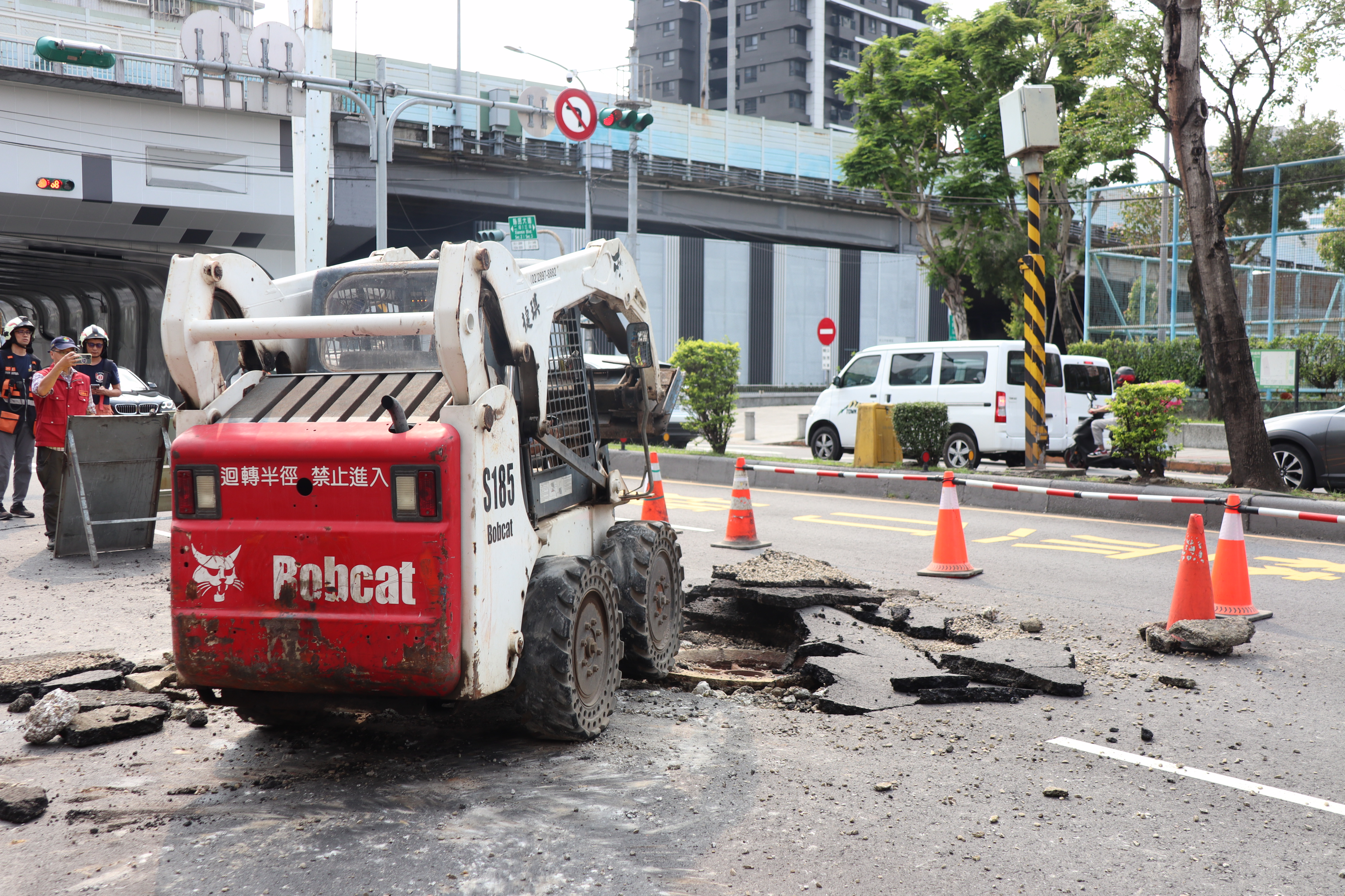 養工處責成台電調派機具修復路面，預計今日下午6時前恢復正常通行，降低對交通的影響。