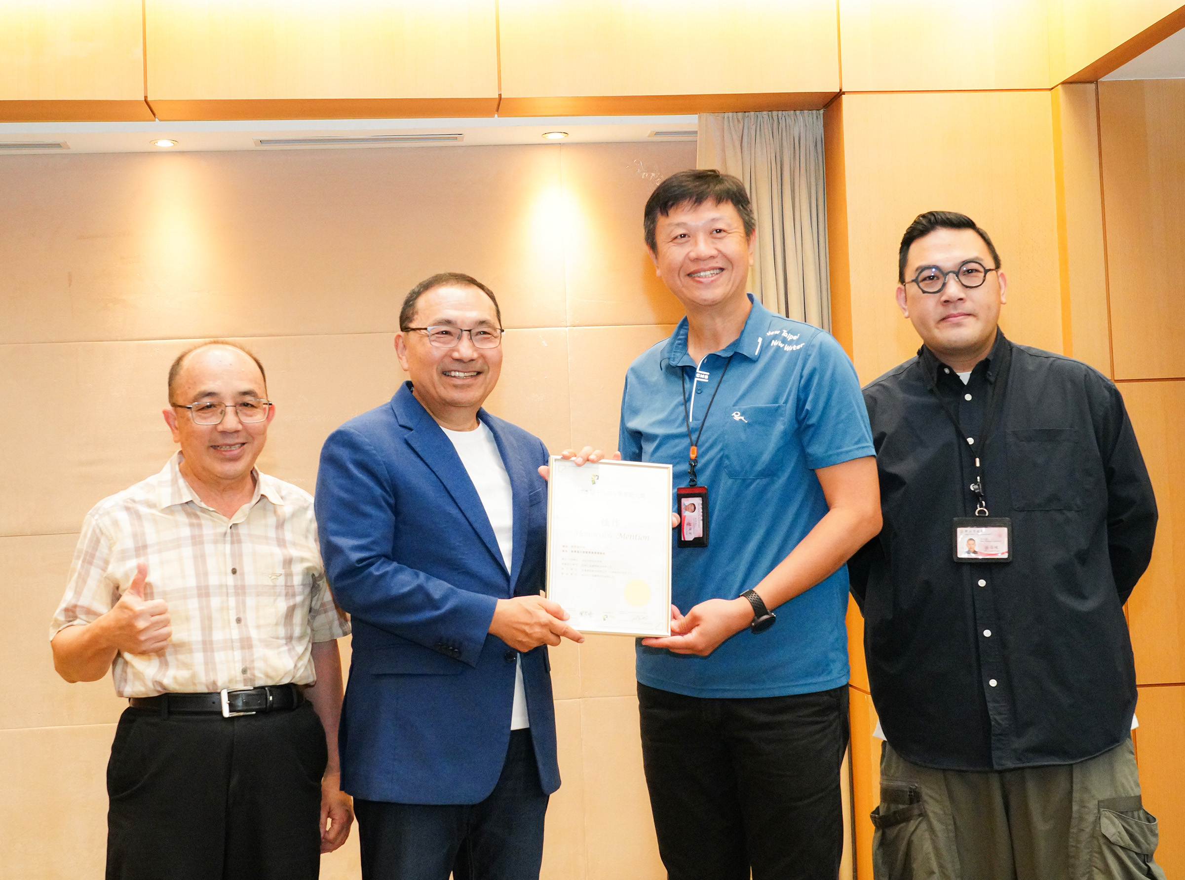 新北碧潭堰再奪「2025第13屆台灣景觀大獎」自然保育類佳作，今（15）日由水利局局長宋德仁(左)及科長林俊宏(右)將獎獻給新北市長侯友宜