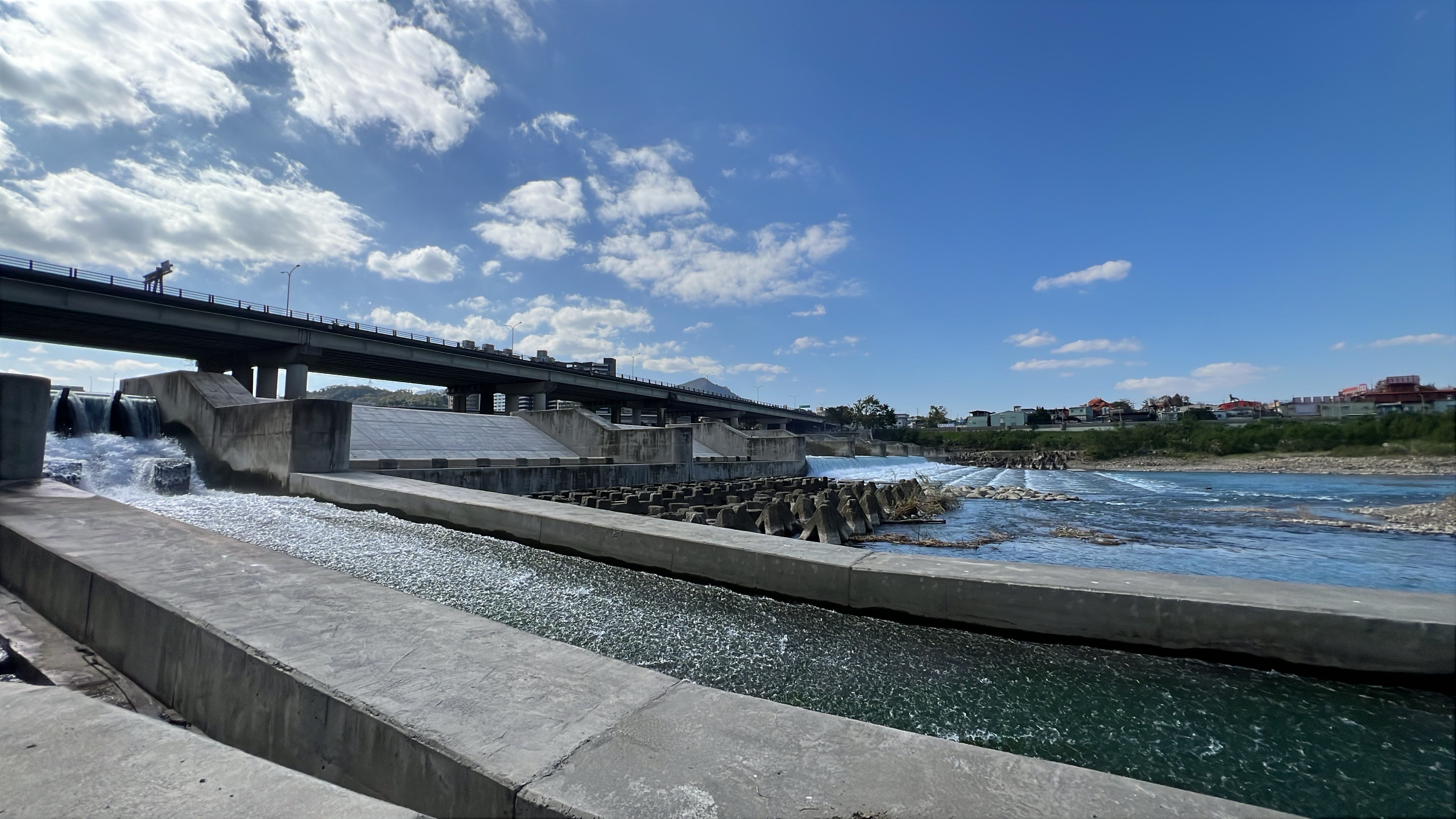 「碧潭堰改善暨周邊環境營造」打造防洪、生態、環境教育及觀光四棲的優質水岸廊帶，形塑生態與人本共利之濱溪遊憩廊道