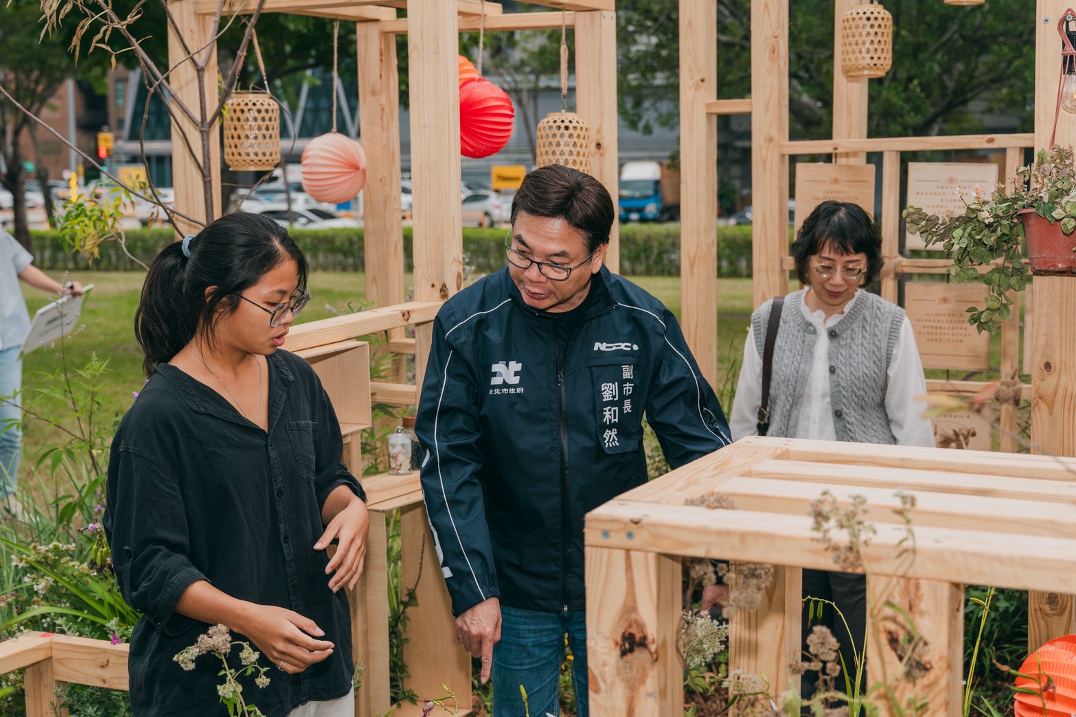 第7屆全青賽獲獎隊伍成員向劉和然副市長講解作品設計理念與巧思。