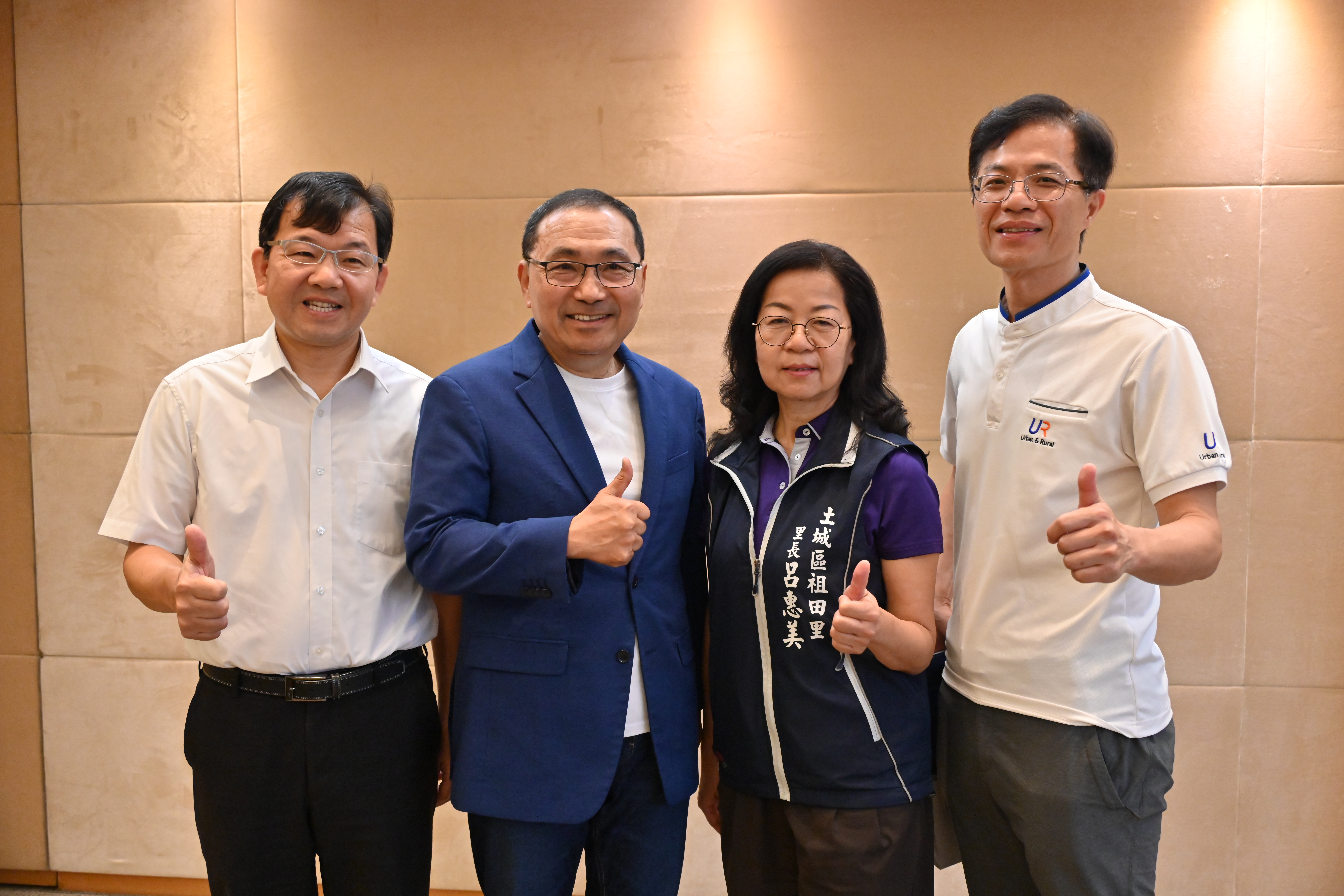 社區營造重要推手土城區祖田里呂惠美里長與侯友宜市長、城鄉局黃國峰局長及民政局林耀長局長合影