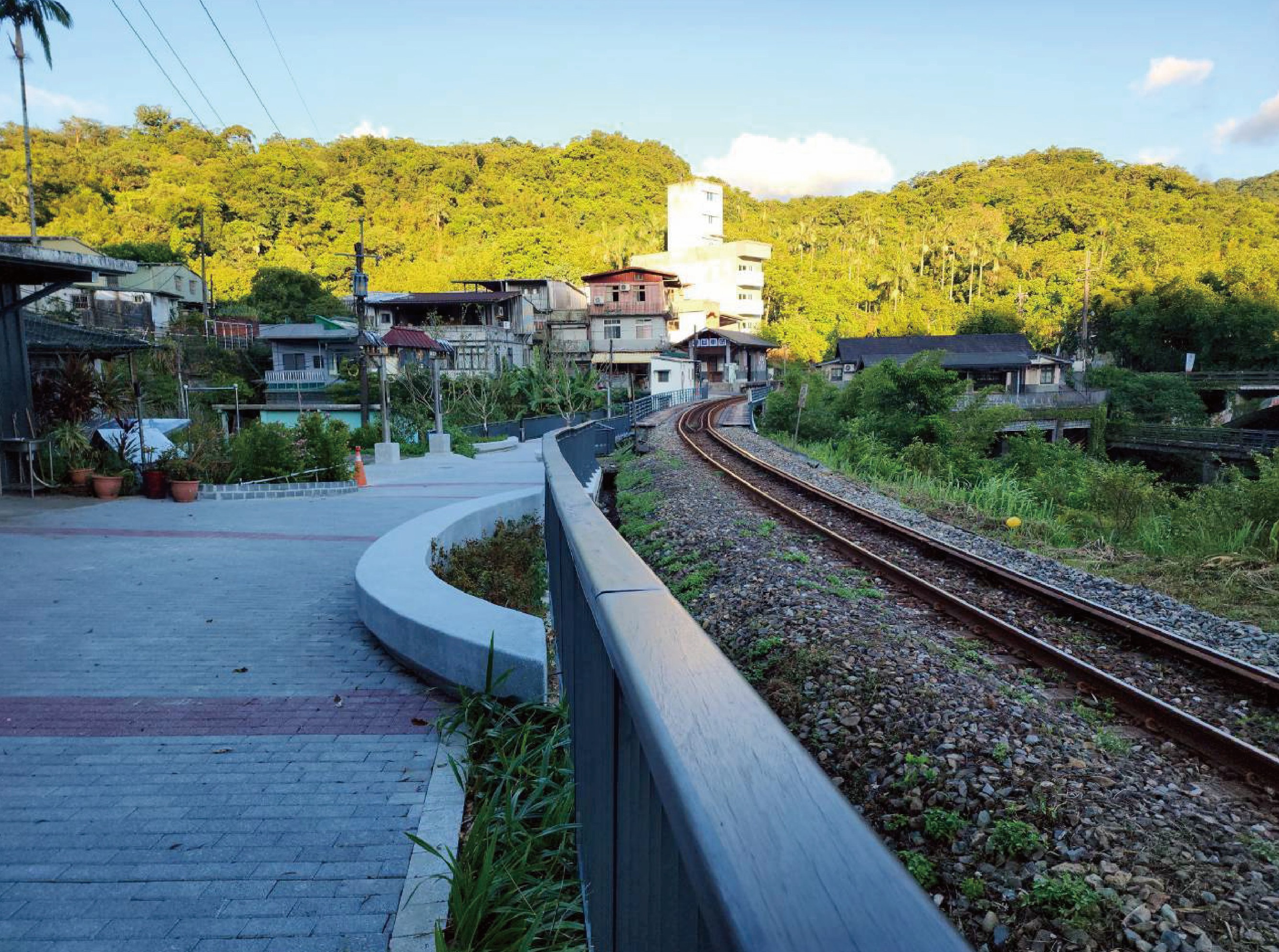 嶺腳廣場-順應鐵道曲率營造線性景觀、透水磚兼顧排水、人本、低維管