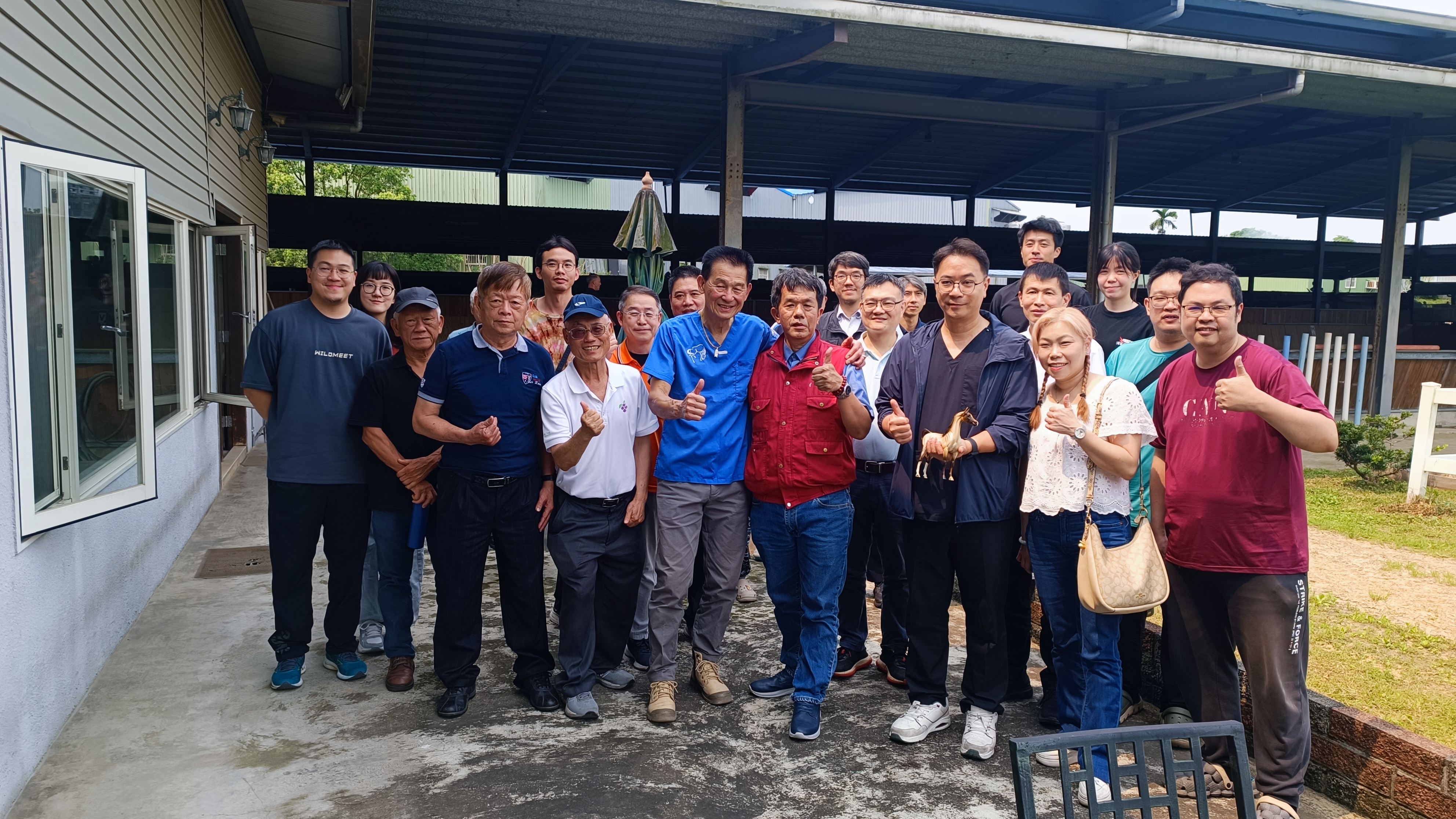  講師與獸醫師學員合影