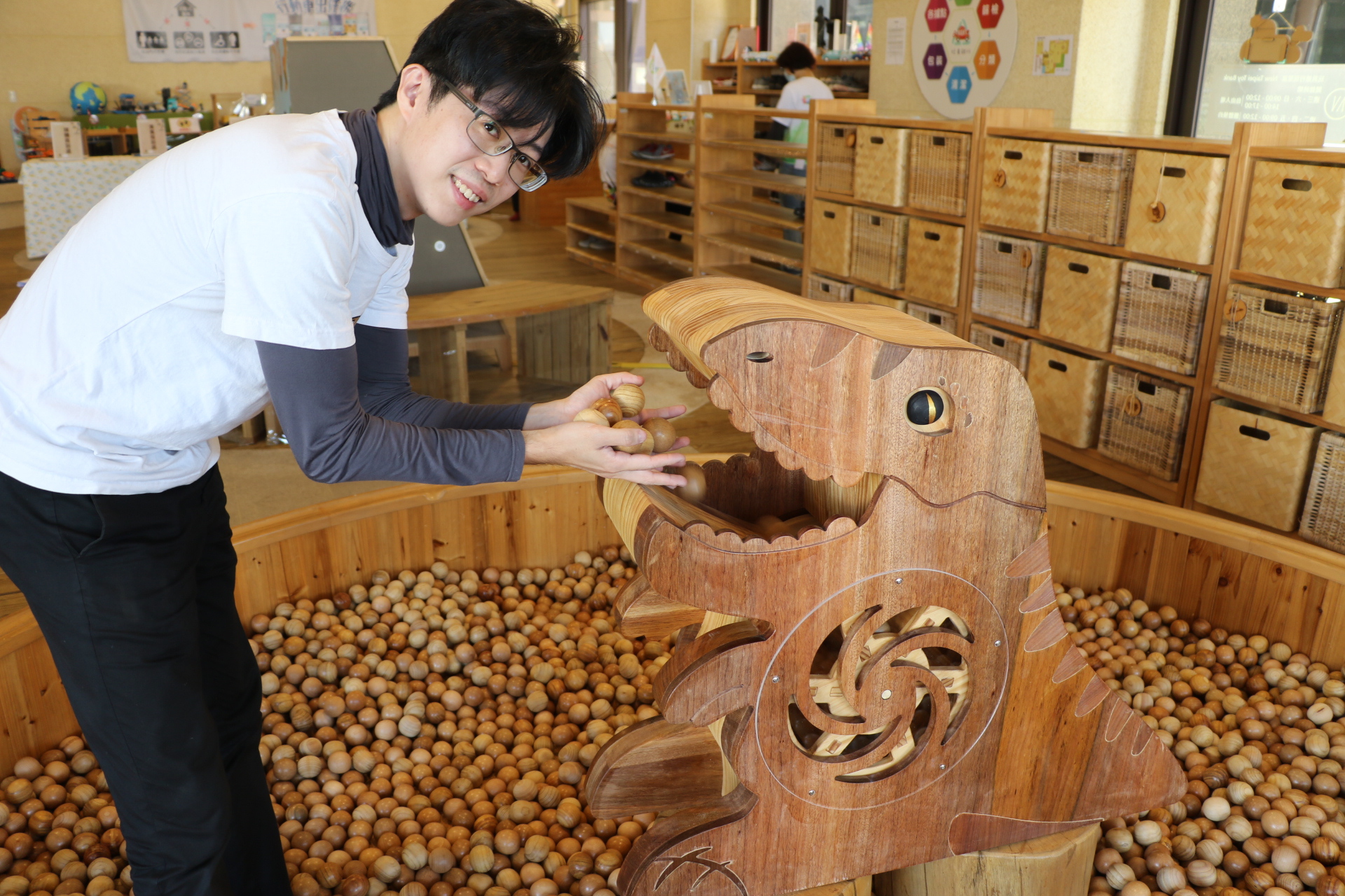 張宇文設計的恐龍造型水車「龍之助」，深受小朋友喜愛，也成為新北市玩具銀行旗艦店的鎮店之寶。