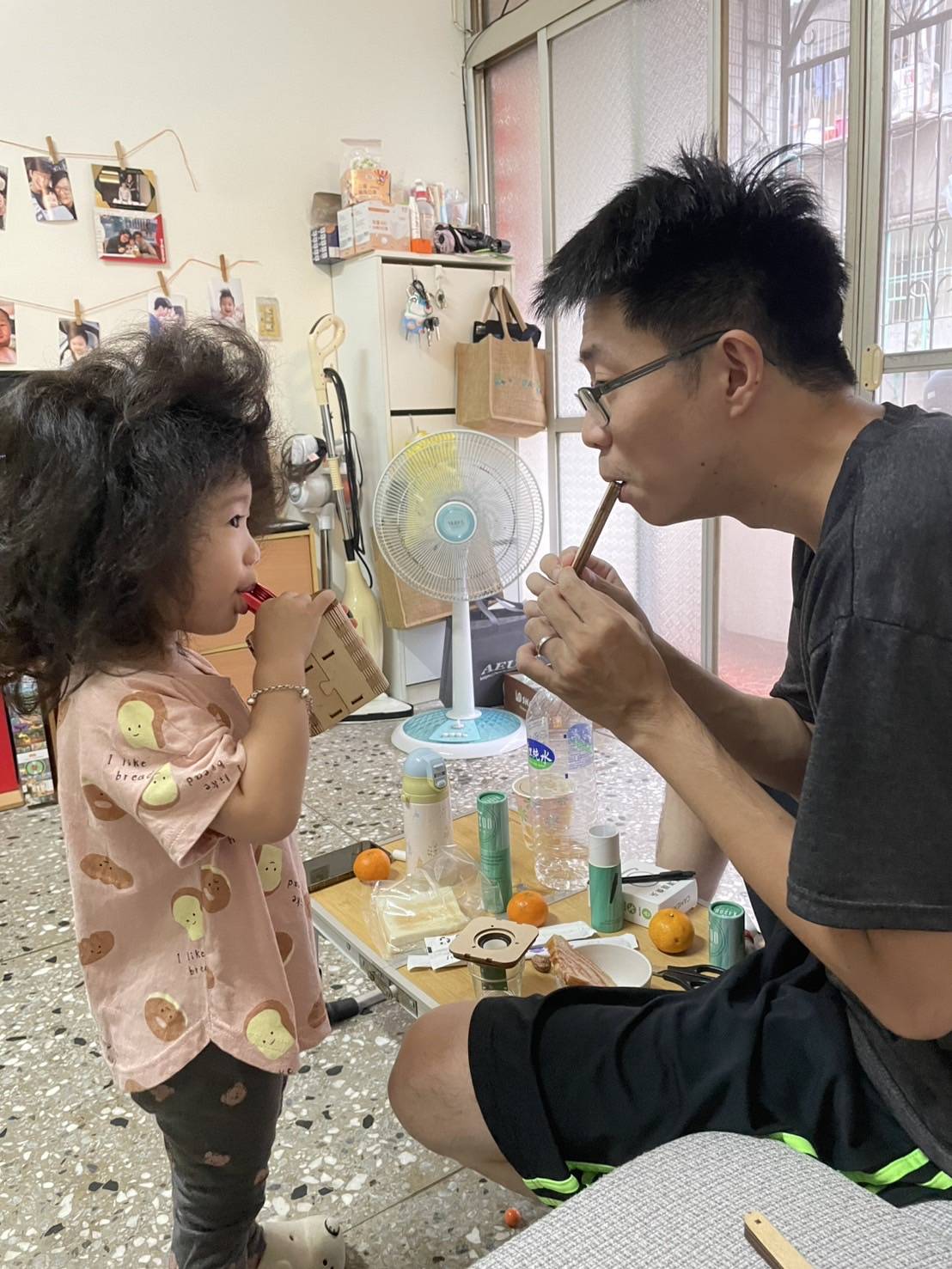 張宇文為女兒小芯設計卡祖笛，並一起合奏