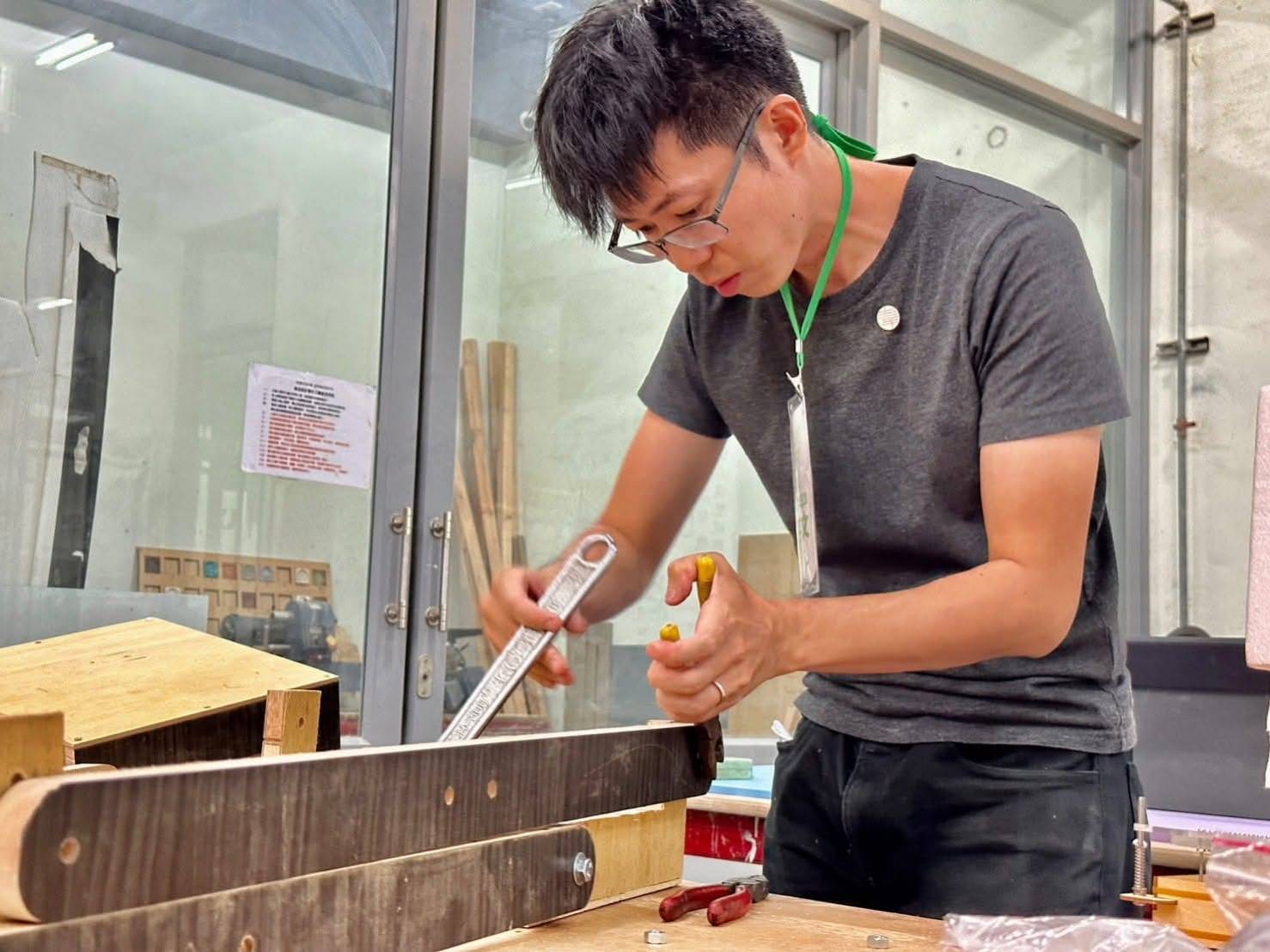  張宇文在工作室製作玩具專注神情