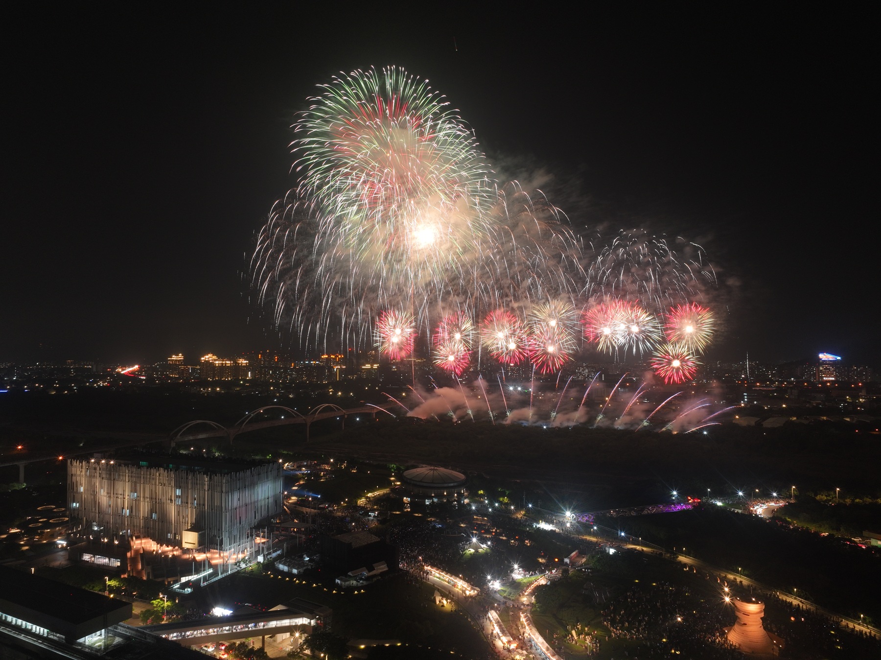 新北市美術館開館周年活動將於4月25日、26日登場，結合演唱會、市集，晚間壓軸推出以「光有回聲」為主題的煙火與無人機展演，點亮夜空。