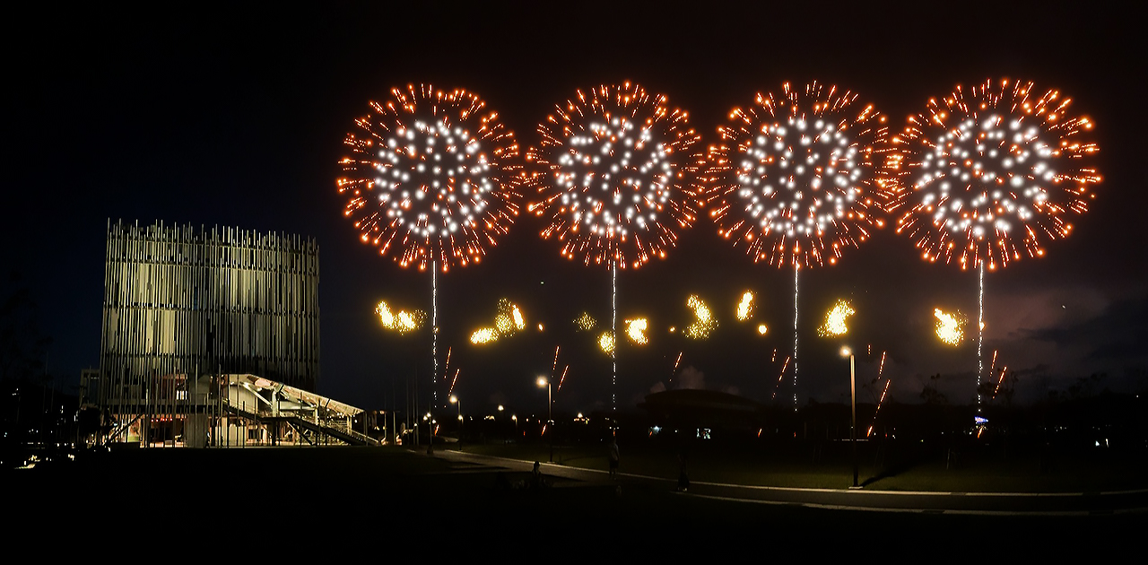 煙火以瀑布型與連發設計營造高潮段落，作為晚間演唱會後的壓軸亮點(煙火模擬圖)。