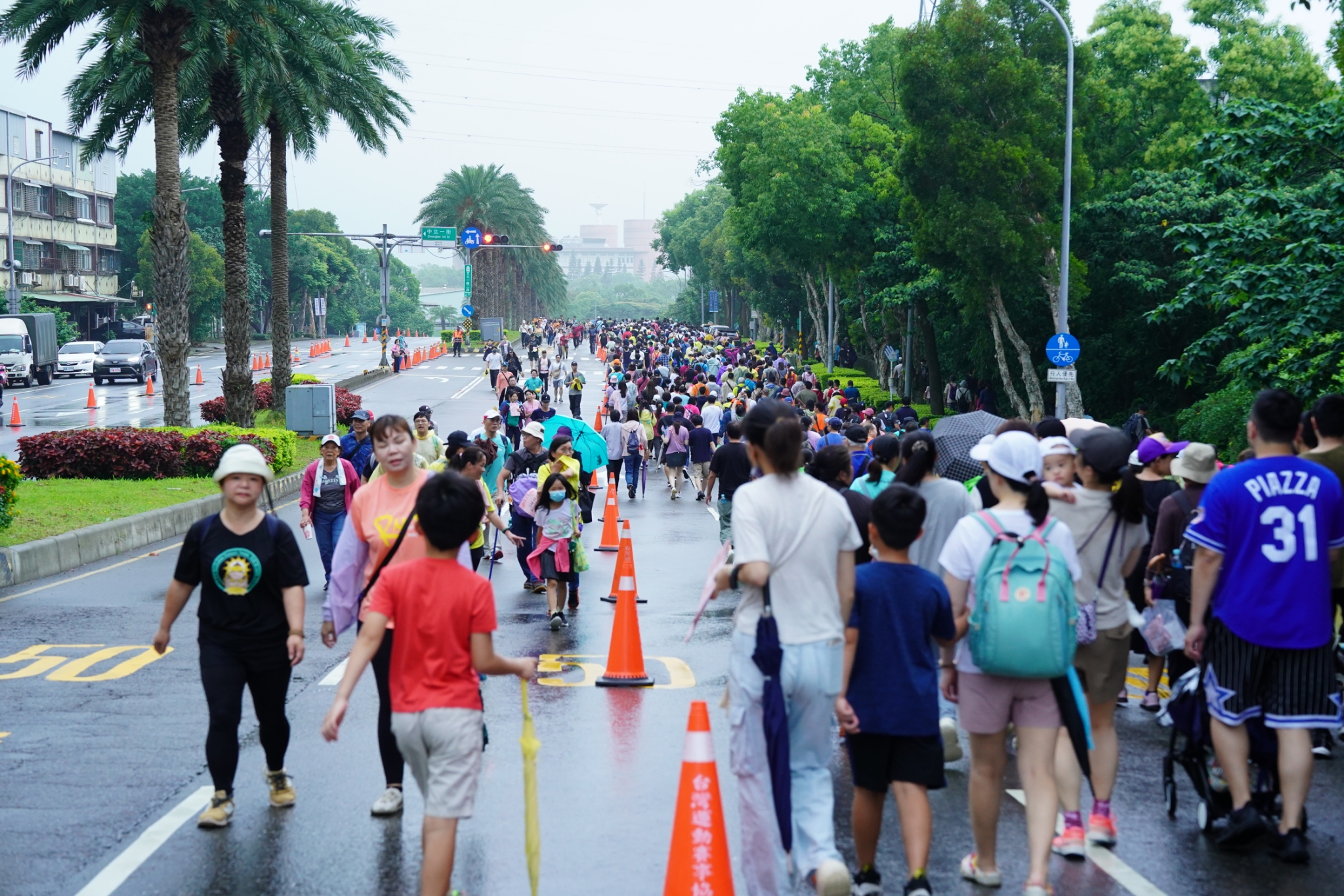 02.雨天澆不熄各熱愛健走的市民朋友們 (114年資料照)