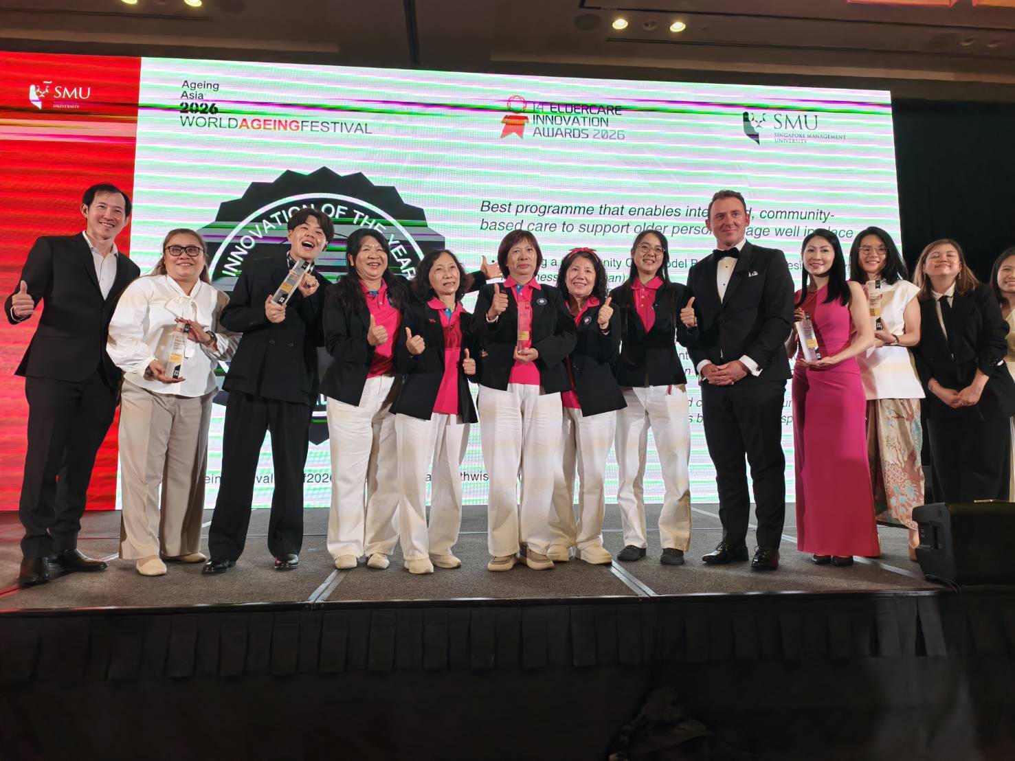  新北市永和民權社區勇奪 2026 亞太養老創新獎，左6為協會執行長邱秀蘭。