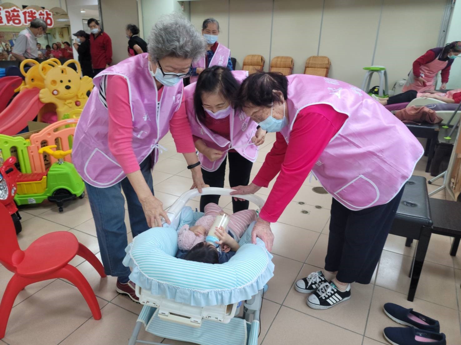  永和民權社區的「爺奶熊寶貝」運用培訓的合格保母幫忙照顧社區嬰幼兒