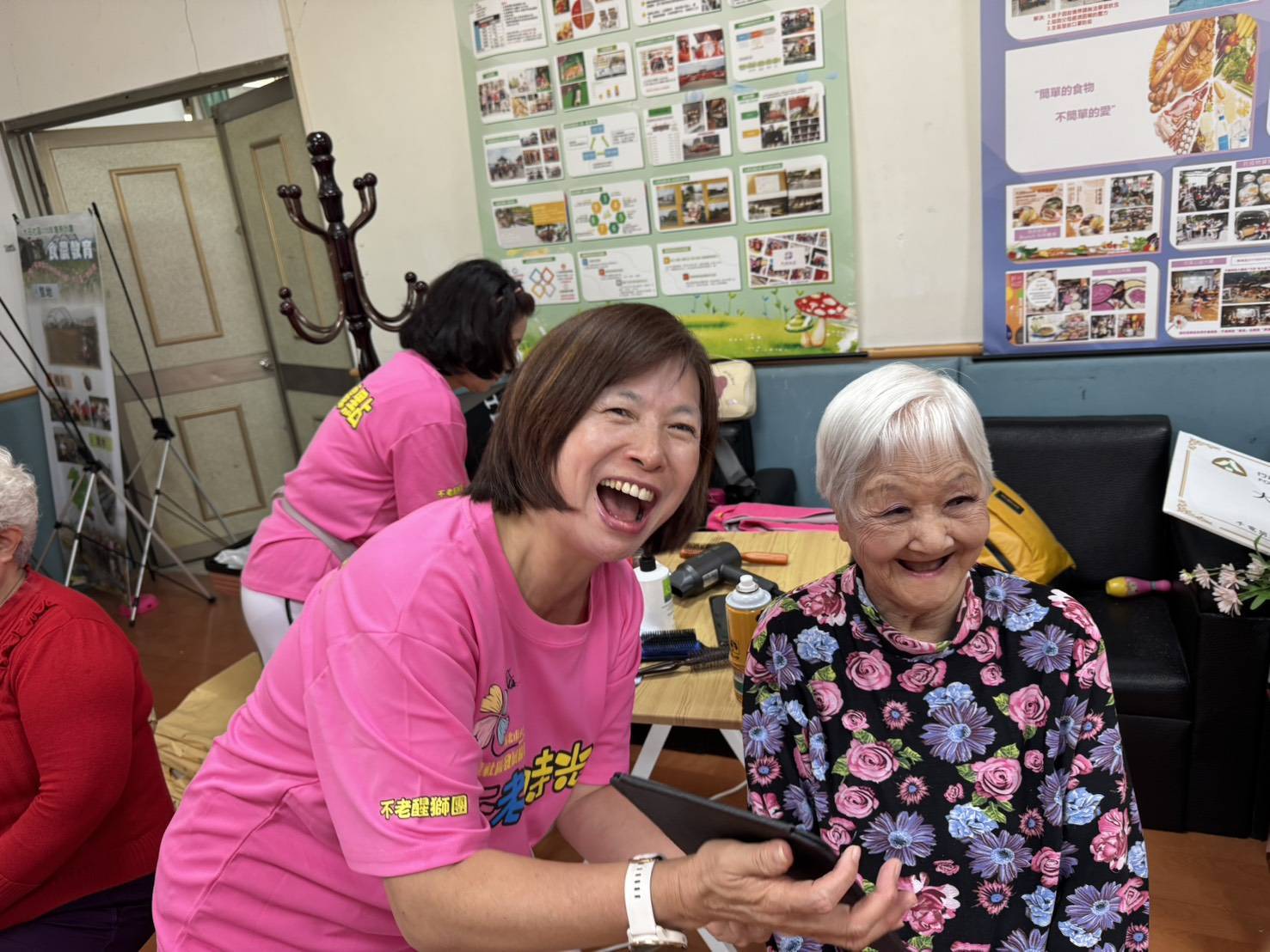 永和區民權社區的「孤獨處方箋」，讓長者走出家中，進入社區據點學習新知樂開懷。左1為邱秀蘭執行長