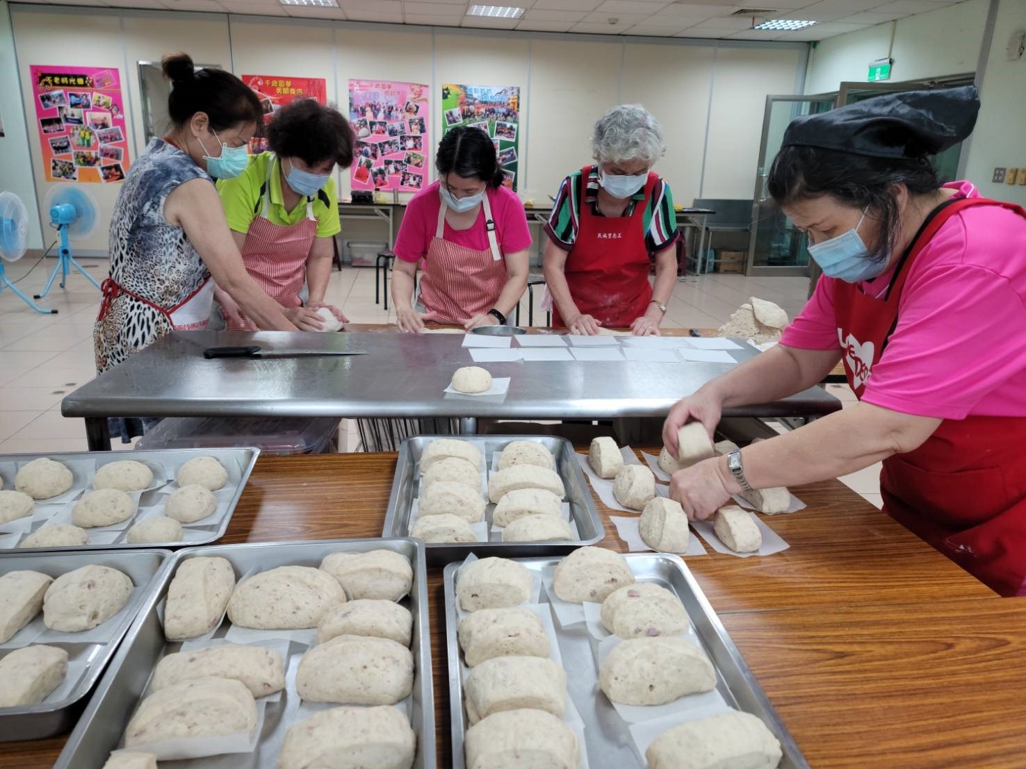  永和民權社區「烘焙社會企業」不僅烘焙一口酥做成伴手禮販售，以自籌部分經費，也製作養生饅頭。