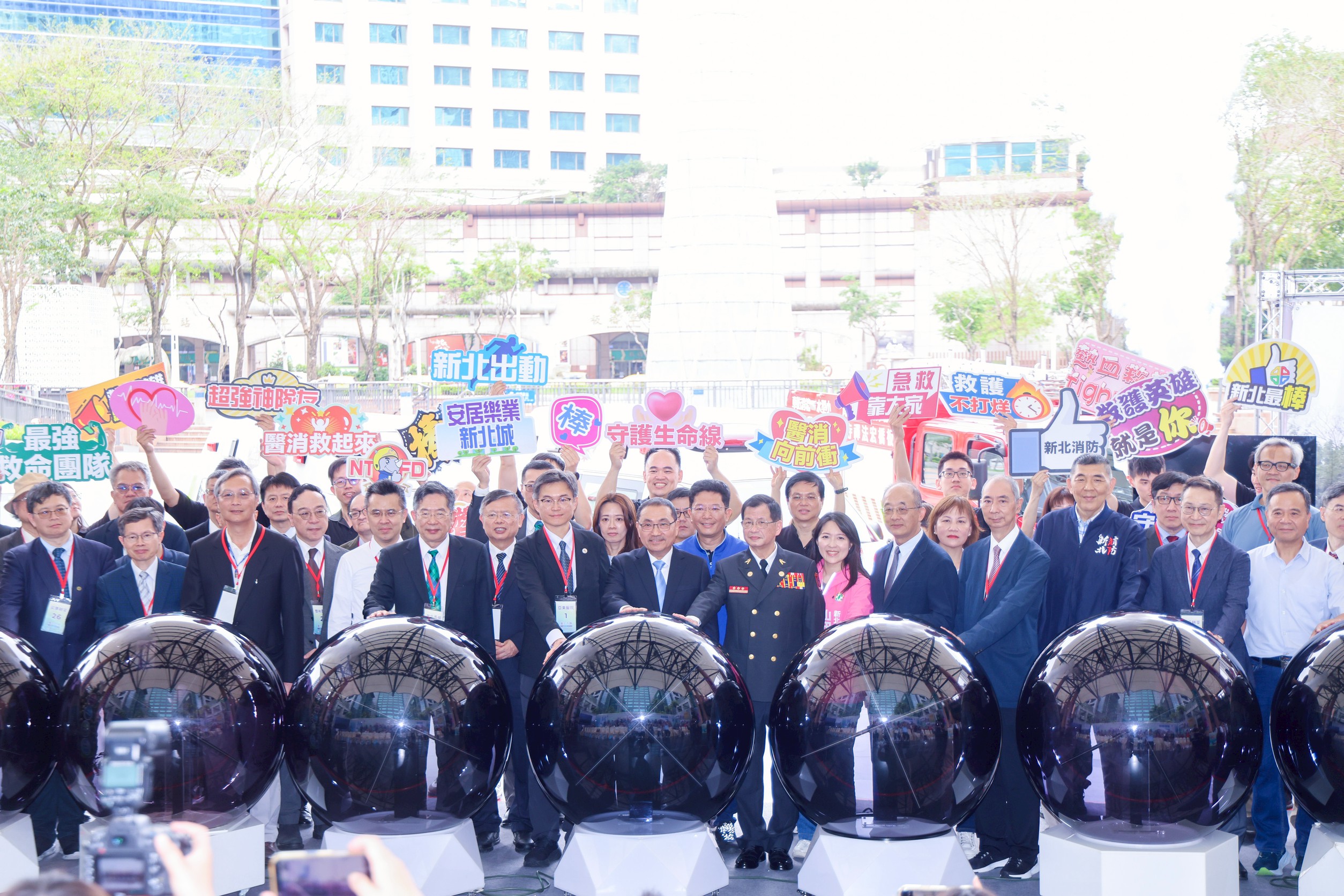 侯友宜感謝堅守第一線的消防同仁、市府夥伴及醫療團隊，即時搶救許多寶貴生命