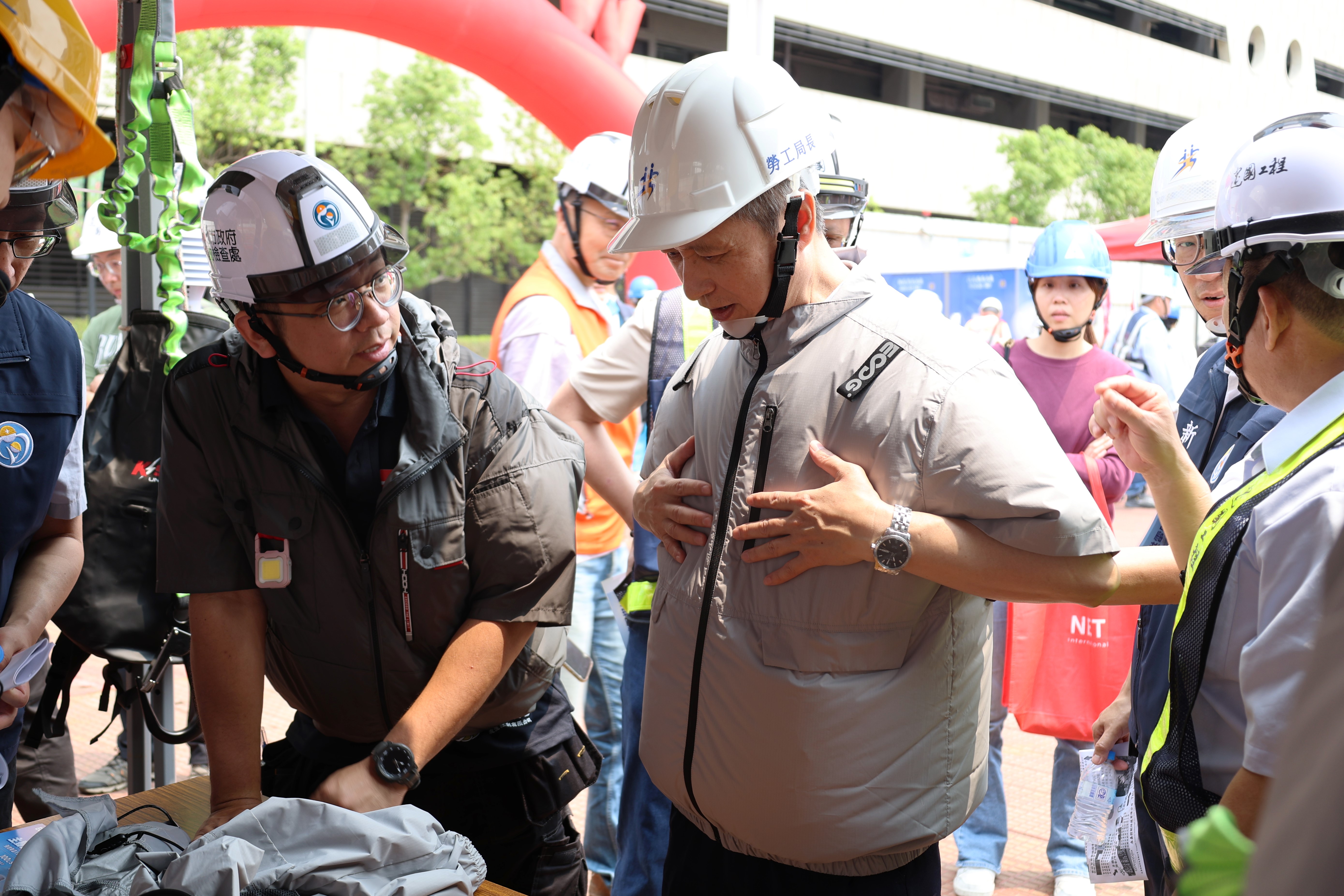 勞工局長陳瑞嘉現場試穿風扇衣感受降溫效果。