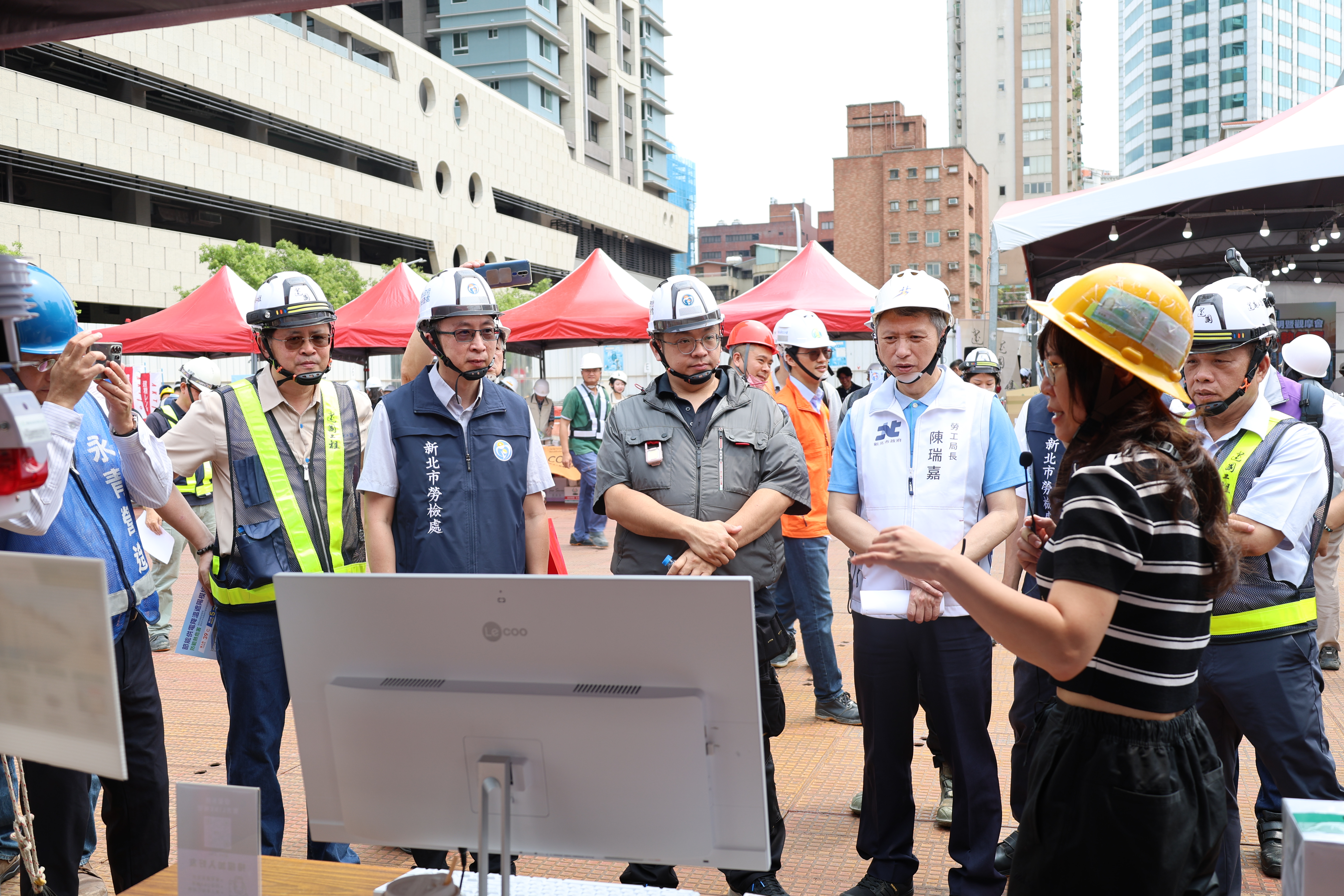 現場設置各式降溫設備廠商攤位，陳瑞嘉、林立青與企業代表逐攤瞭解最新的發展趨勢。