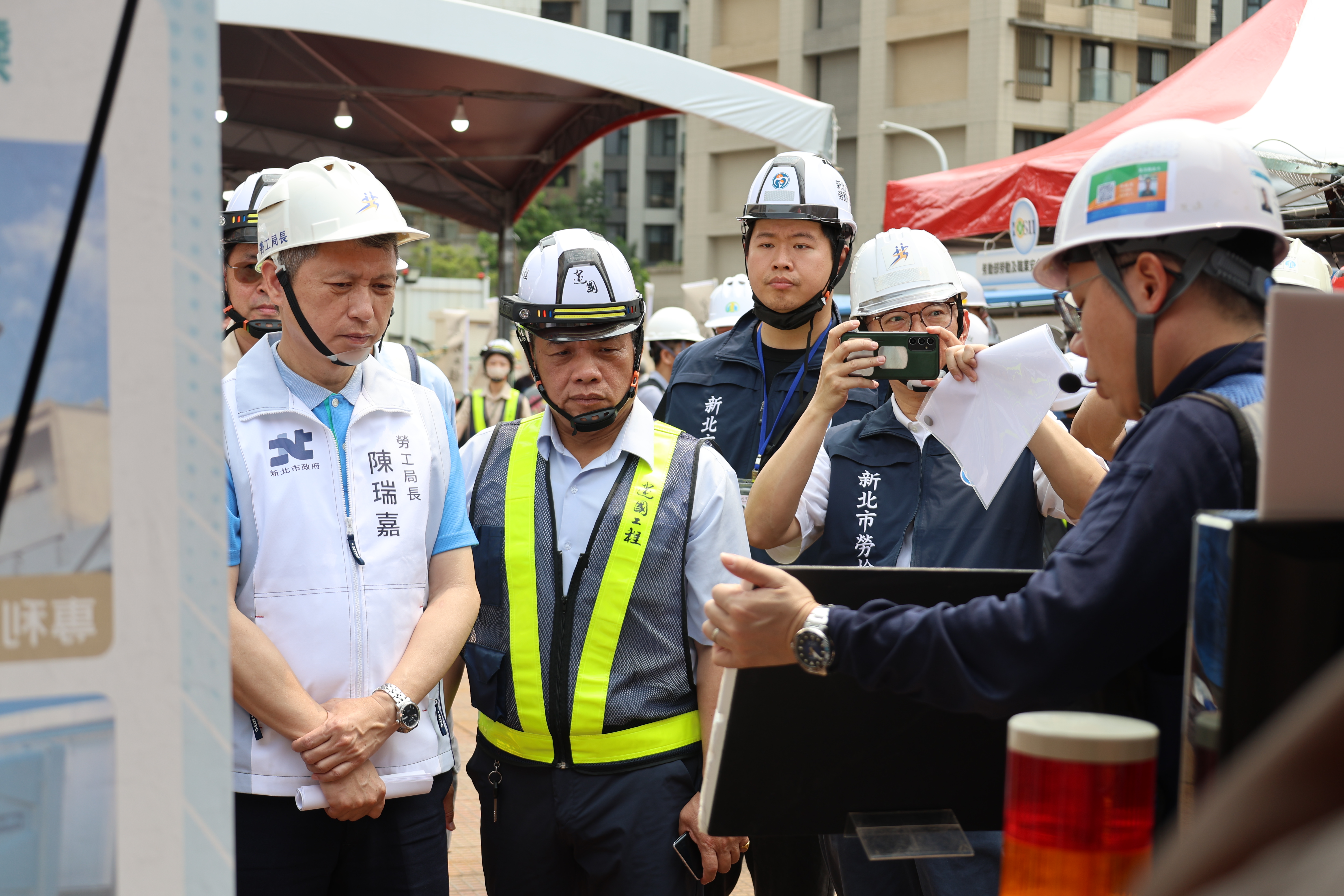 現場設置各式降溫設備廠商攤位，陳瑞嘉、林立青與企業代表逐攤瞭解最新的發展趨勢。