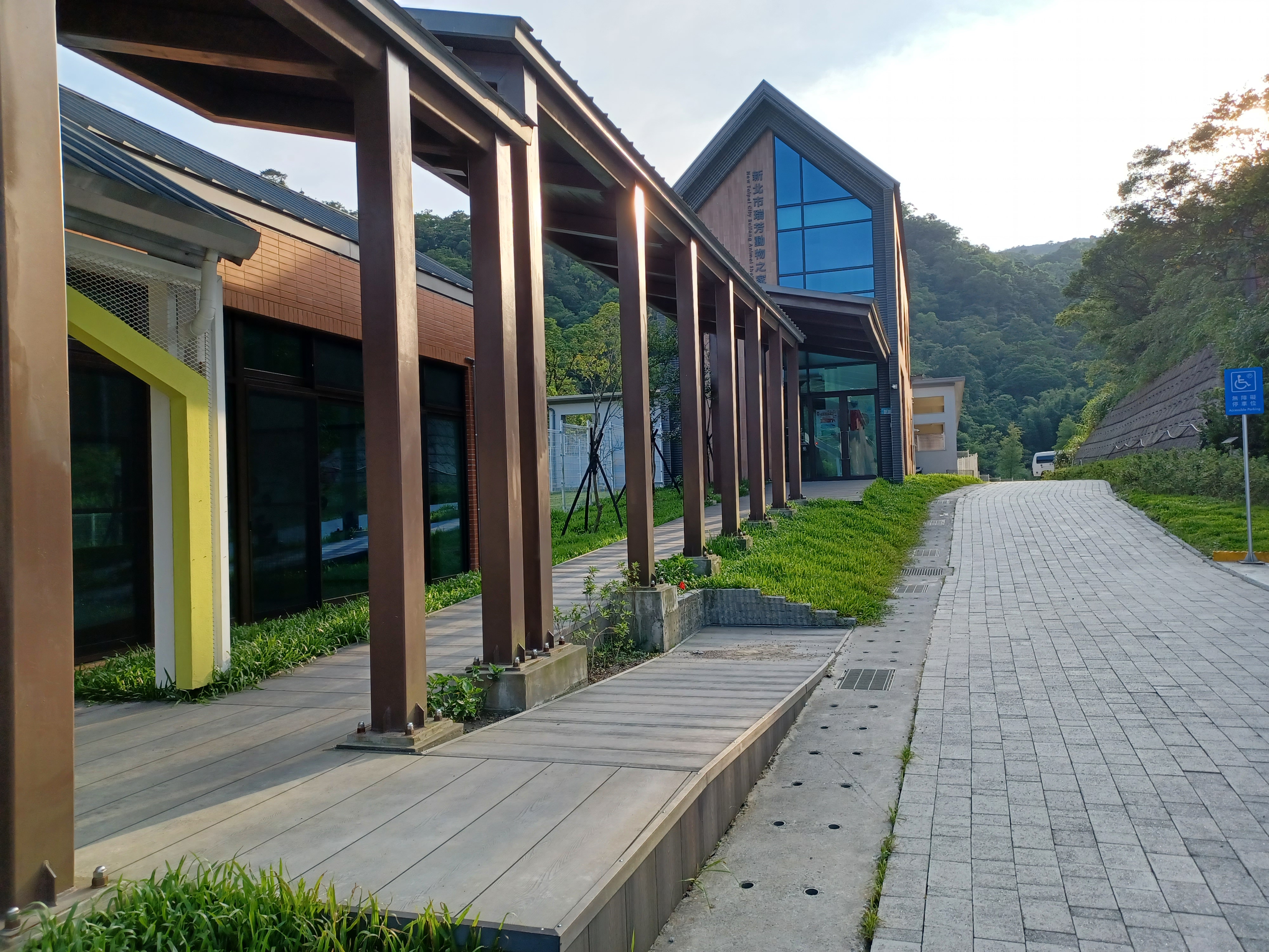  瑞芳動物之家美麗的外觀猶如山中教堂，顛覆您對傳統動物之家的概念