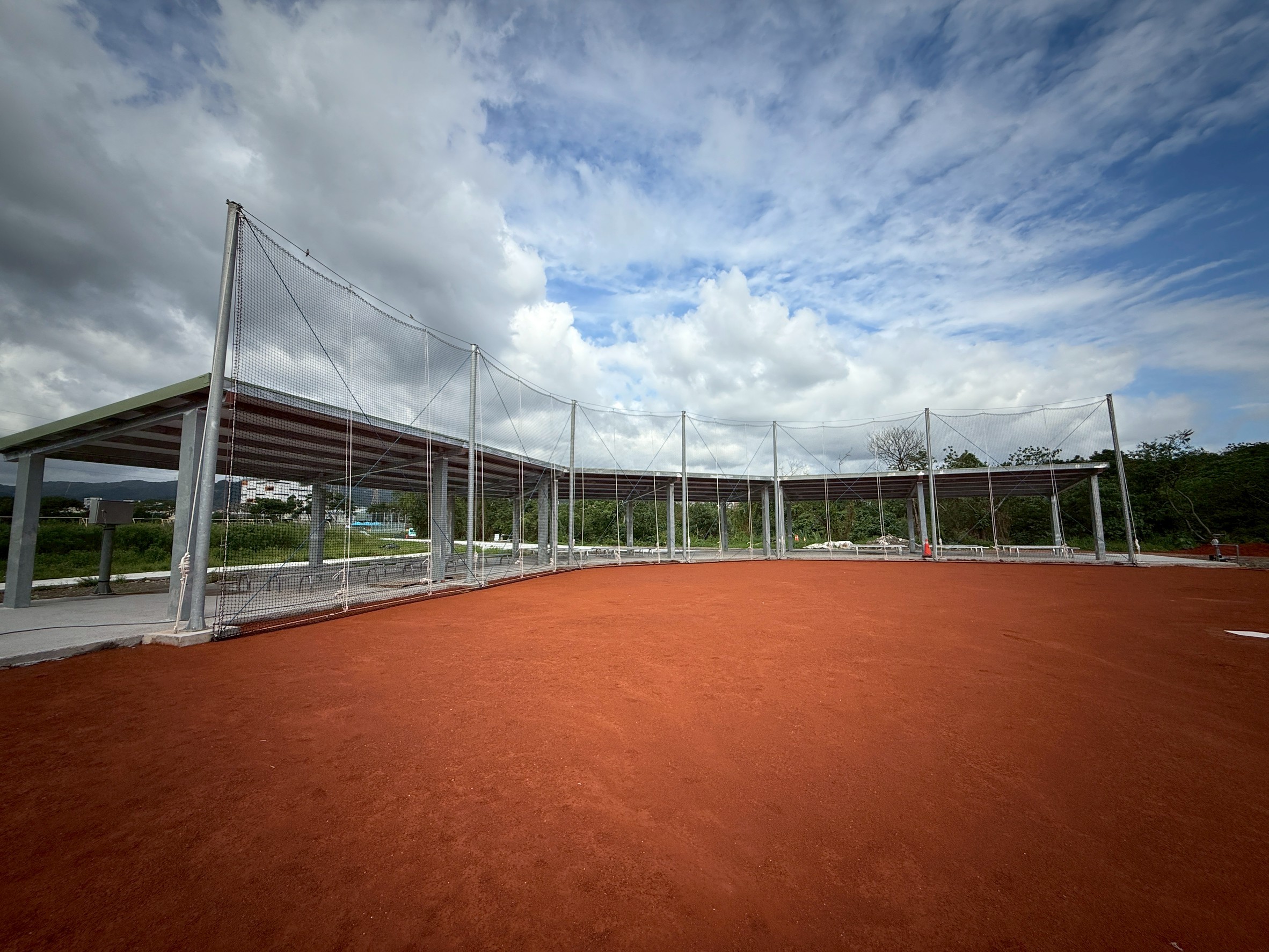  鹿角溪越堤道周邊設施豐富設有多座棒壘球場供民眾運動使用